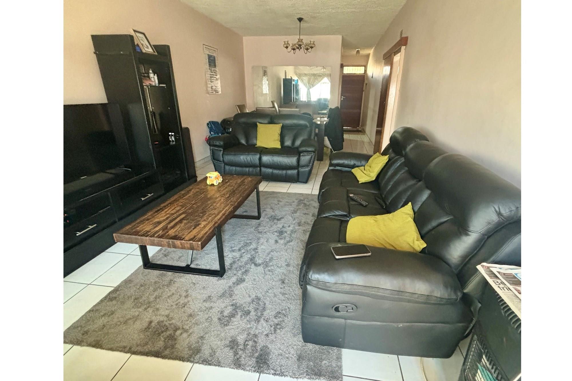 Lovely 2-Bedroom Flat with Modern Features