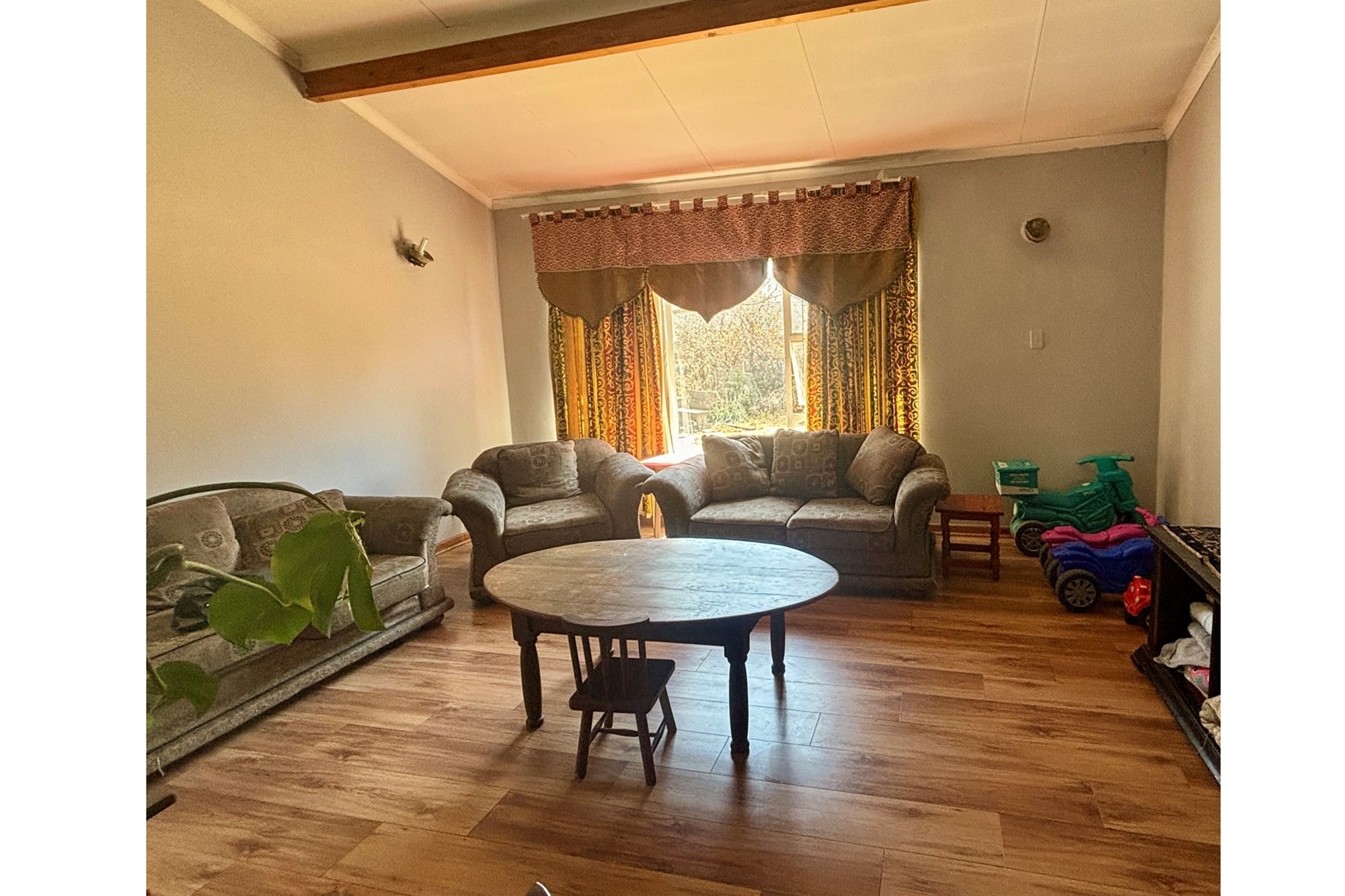 Modern 4-Bedroom Oasis with Spacious Garden, Ample Parking