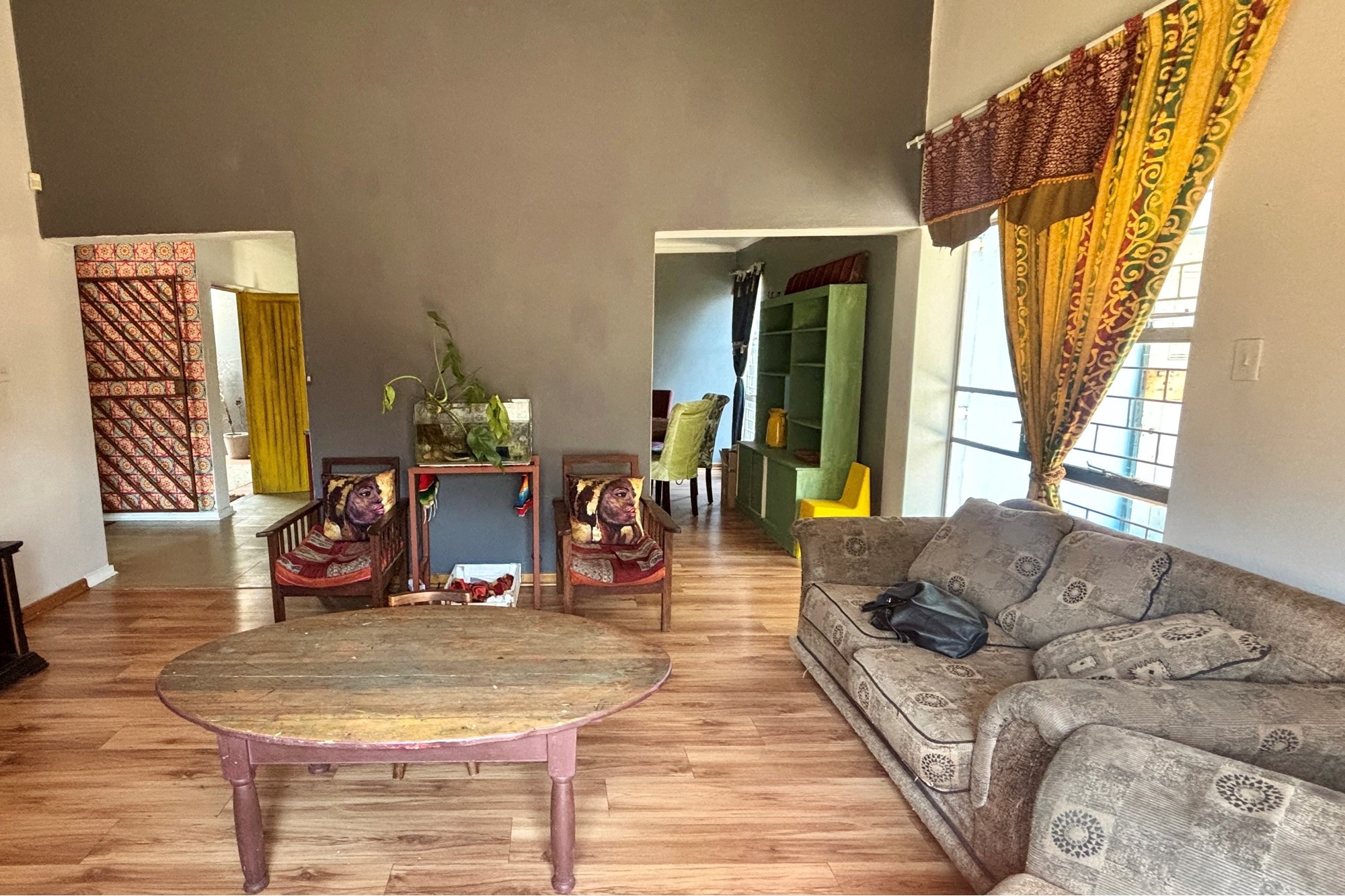 Modern 4-Bedroom Oasis with Spacious Garden, Ample Parking
