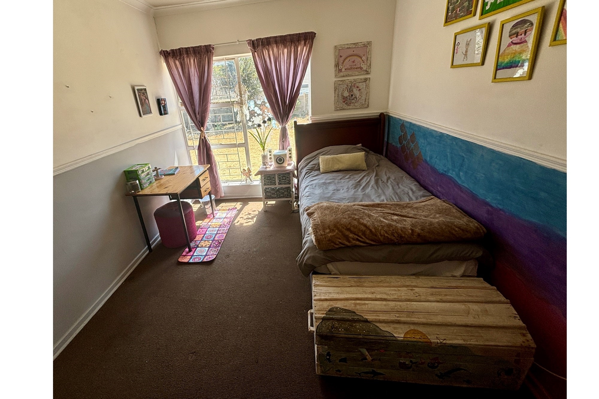 Modern 4-Bedroom Oasis with Spacious Garden, Ample Parking