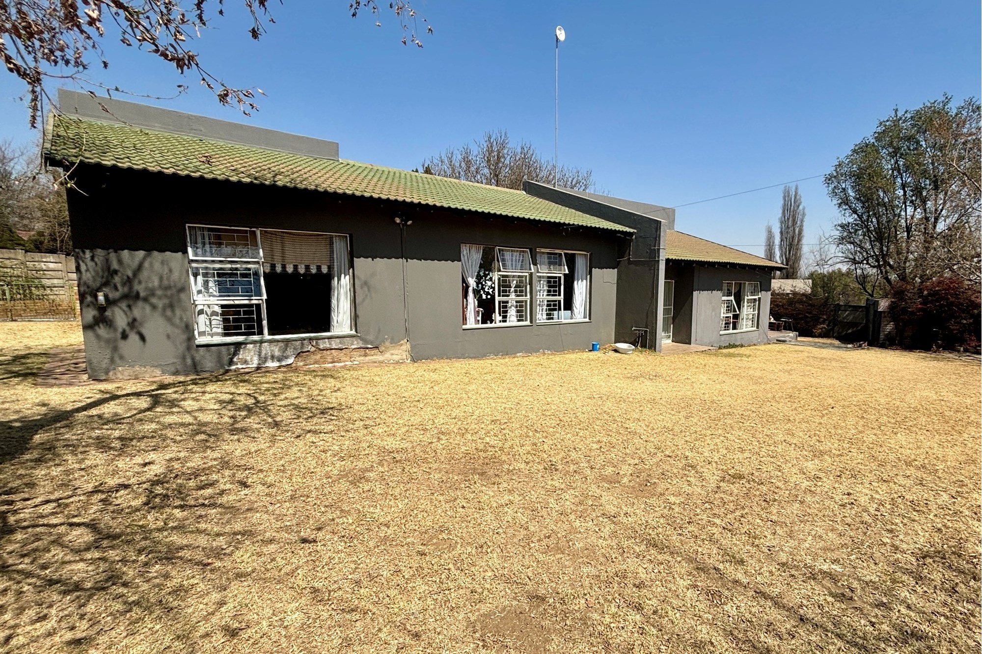 Modern 4-Bedroom Oasis with Spacious Garden, Ample Parking