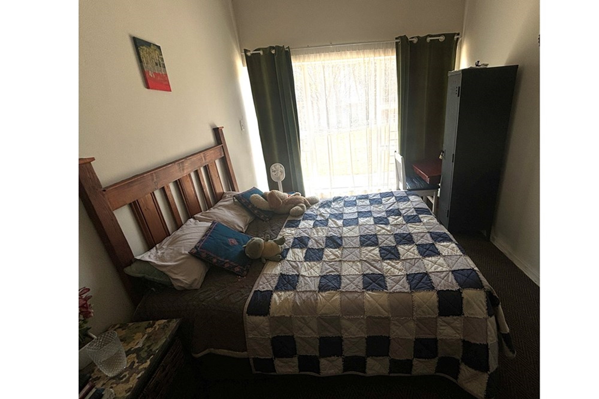 Modern 4-Bedroom Oasis with Spacious Garden, Ample Parking
