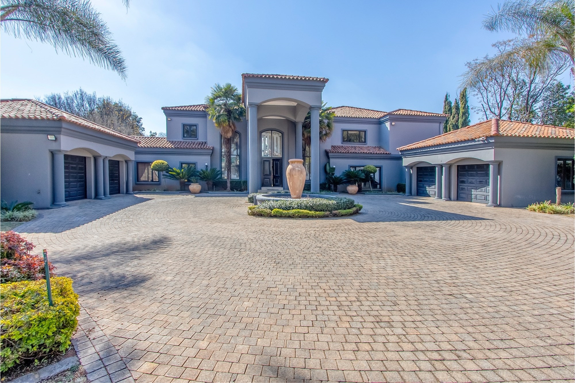 House for sale in Bedfordview, 903 m²