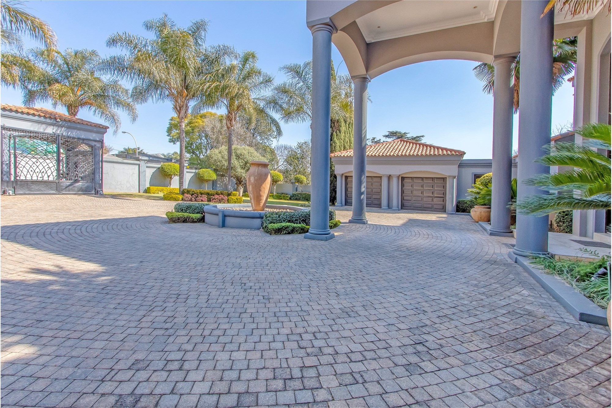 House for sale in Bedfordview, 903 m²
