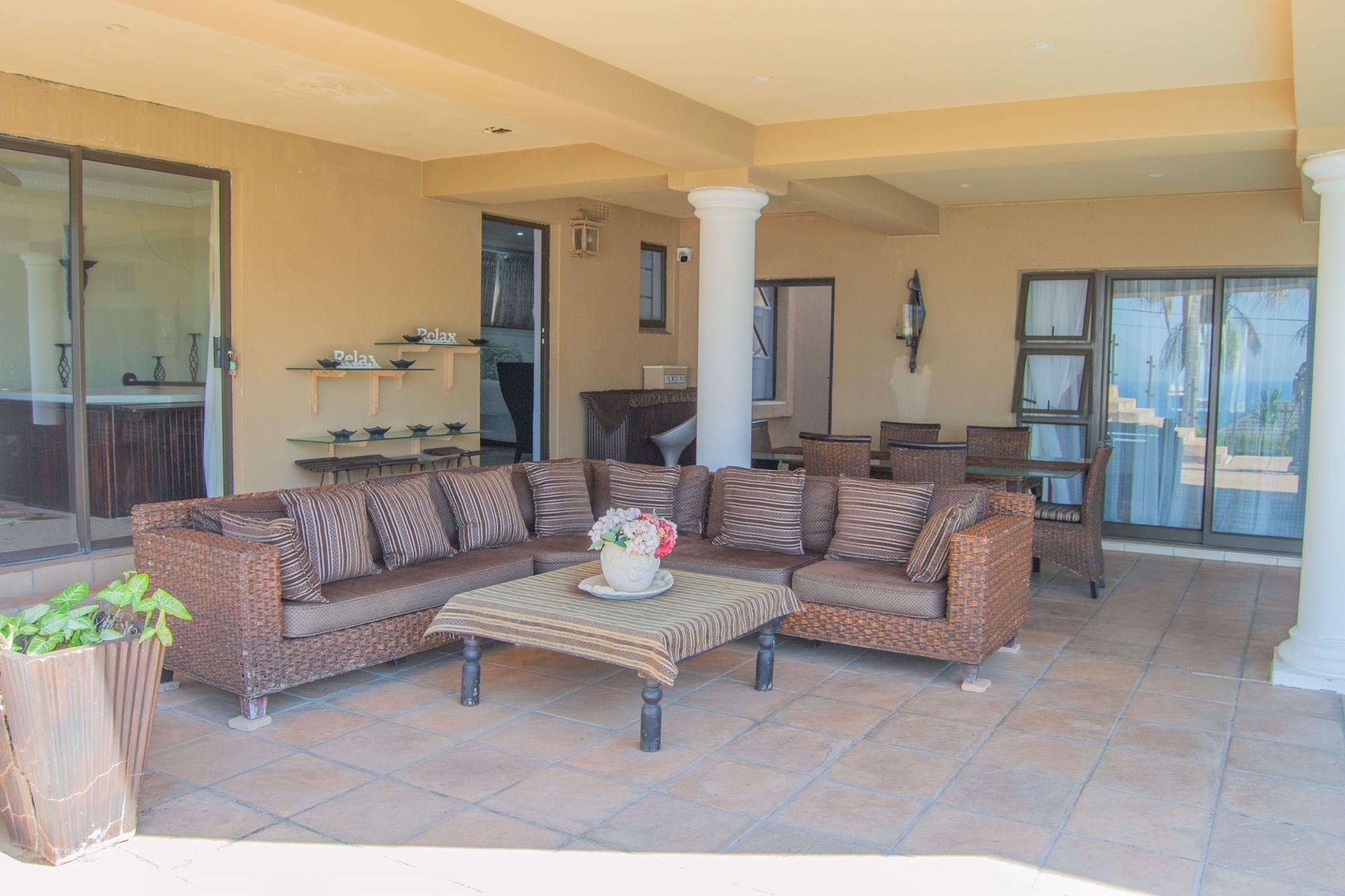 Uvongo. Modern Luxury Home Close To the Beach