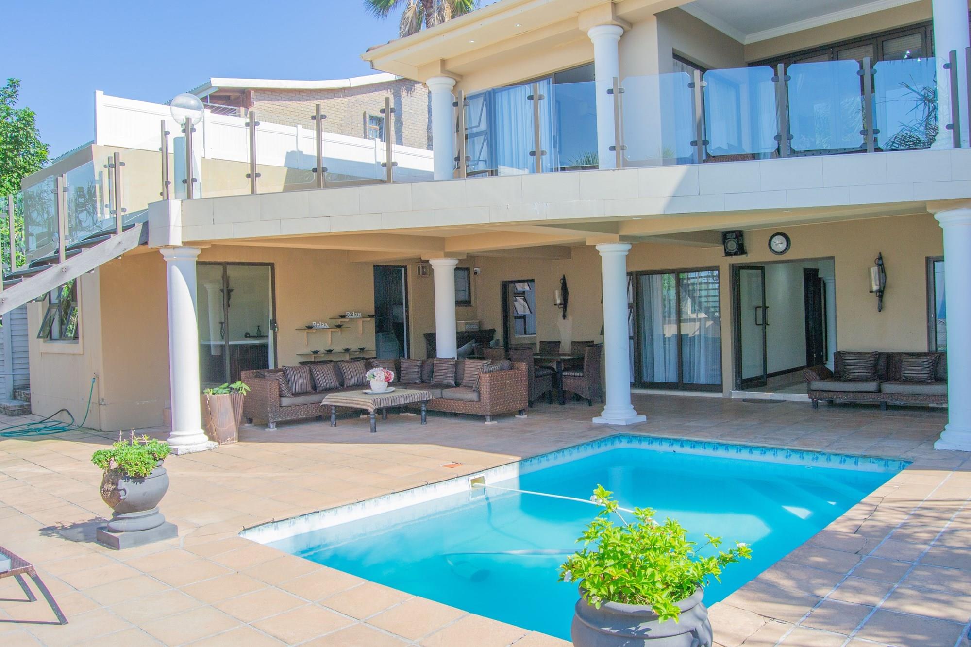 Uvongo. Modern Luxury Home Close To the Beach