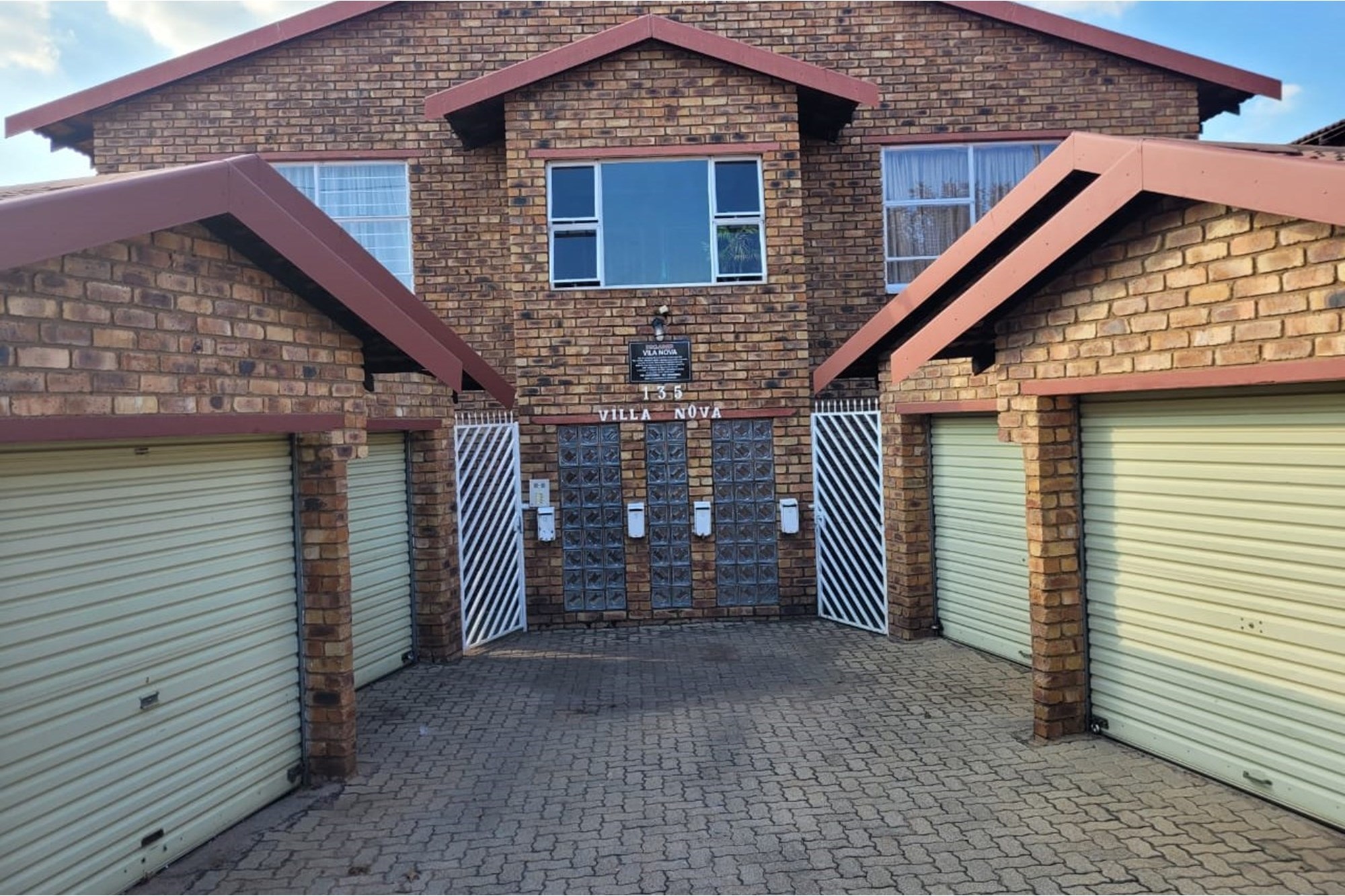 Charming 3-Bedroom Flat in Turffontein, Gauteng