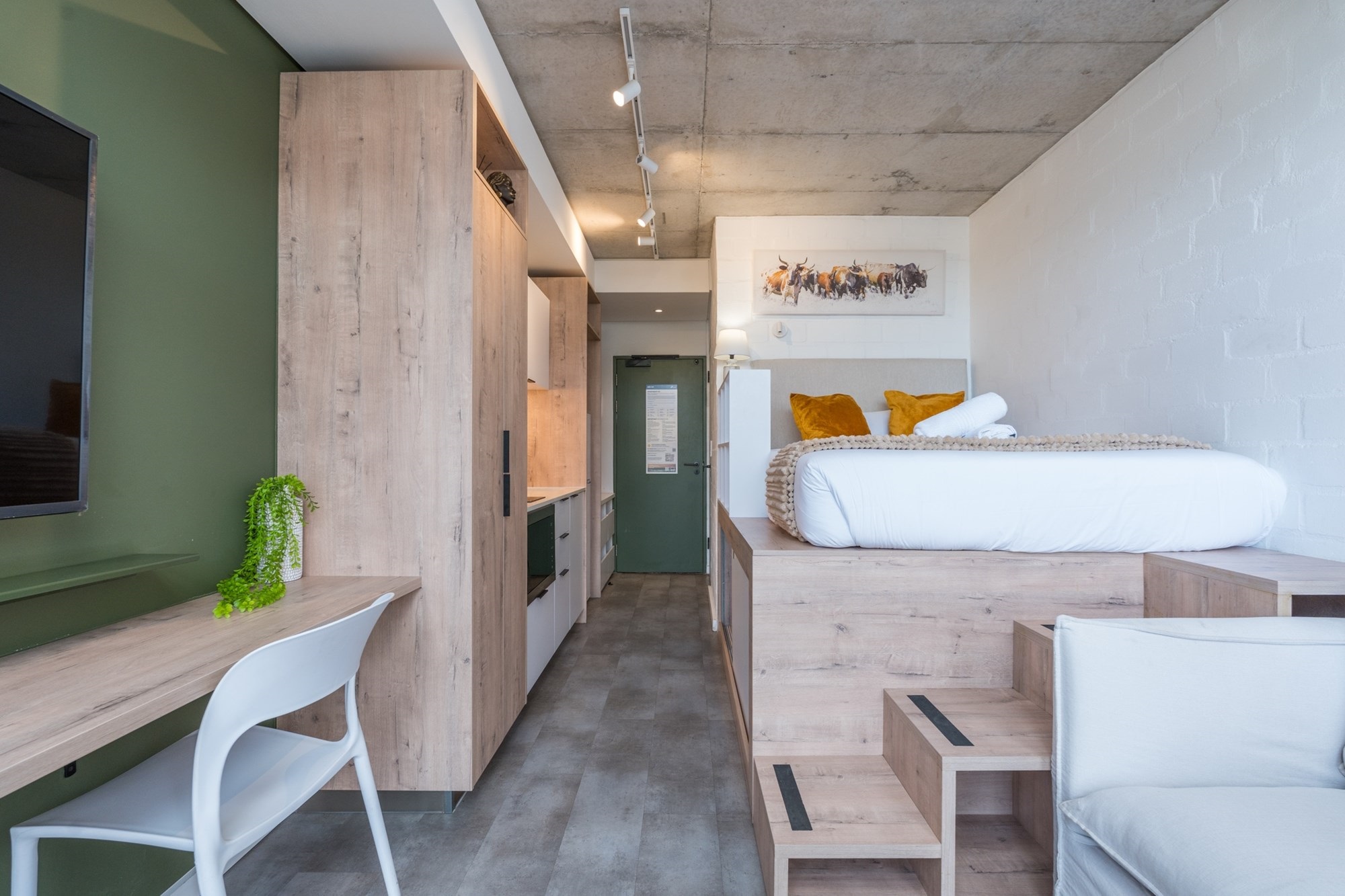 Modern Airbnb in the Heart of Sea Point / Six ON N