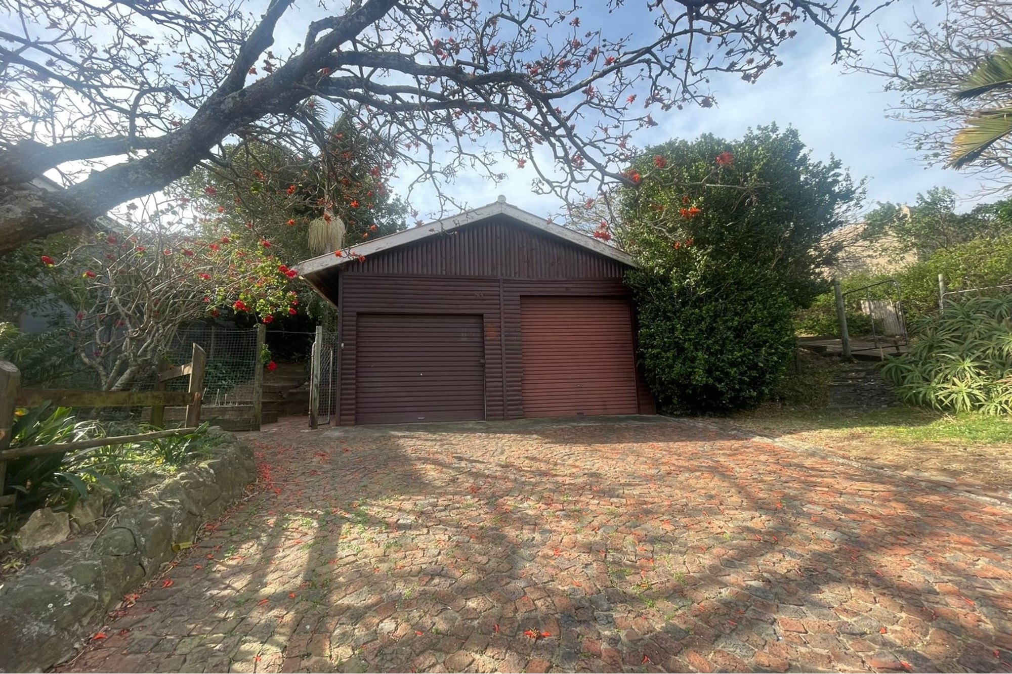 4 Bedroom Charming Coastal Gem in Cintsa East!