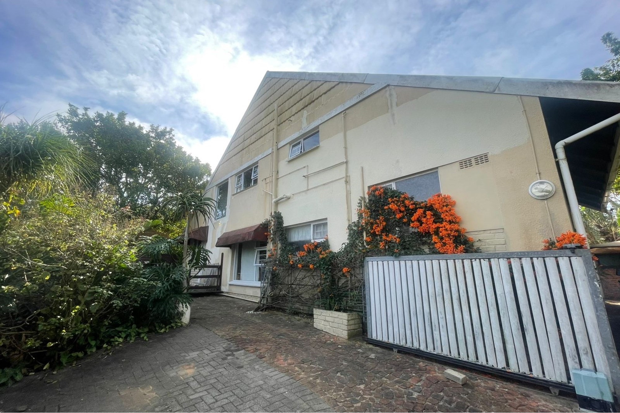 4 Bedroom Charming Coastal Gem in Cintsa East!