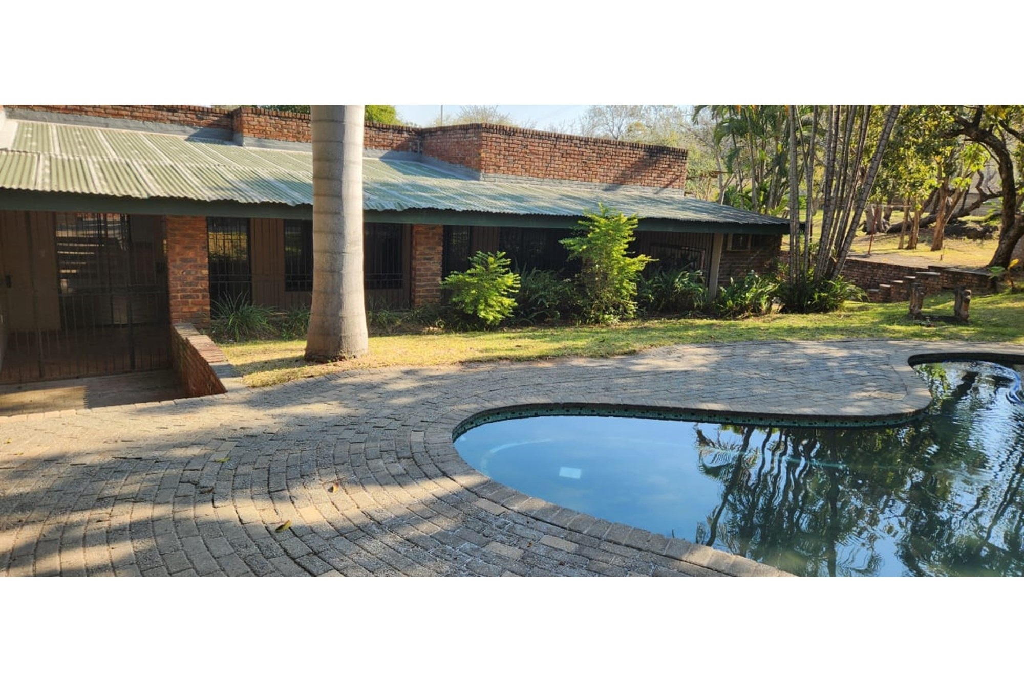 Land with 5 houses in the Karino area, entrance from KaNymazane road. Good income, well priced.