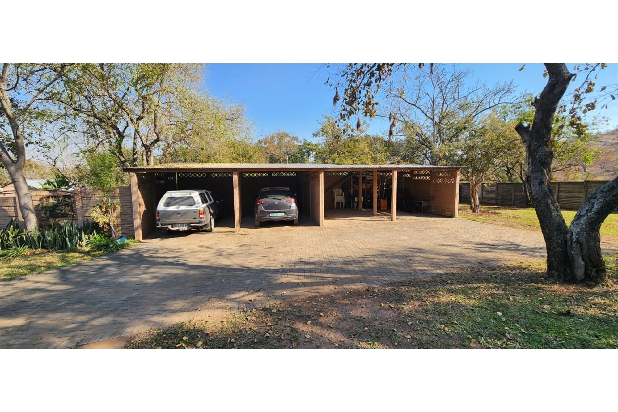 Land with 5 houses in the Karino area, entrance from KaNymazane road. Good income, well priced.