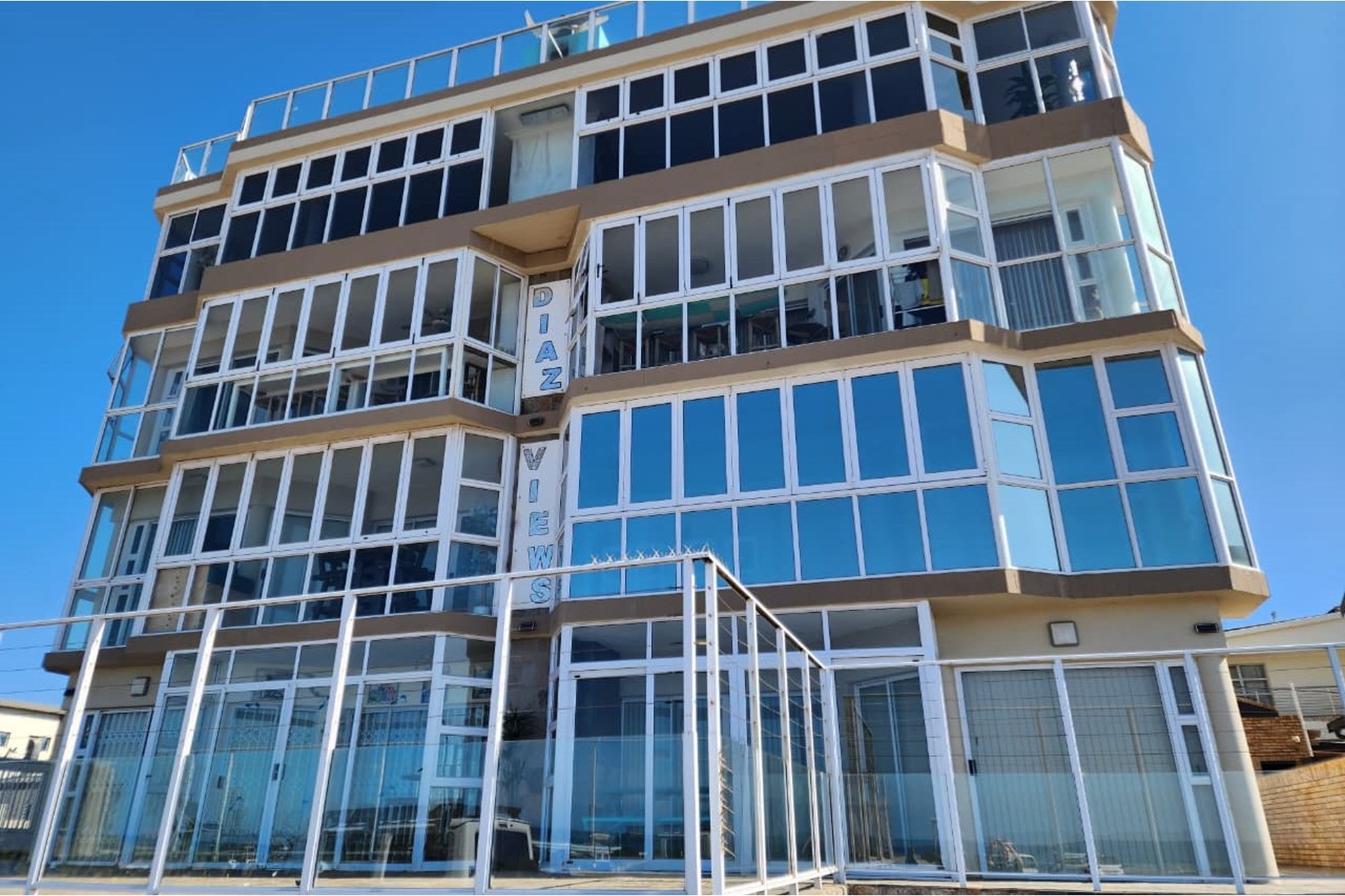 Move In Ready Apartment on Main Beach Furnished and Secure