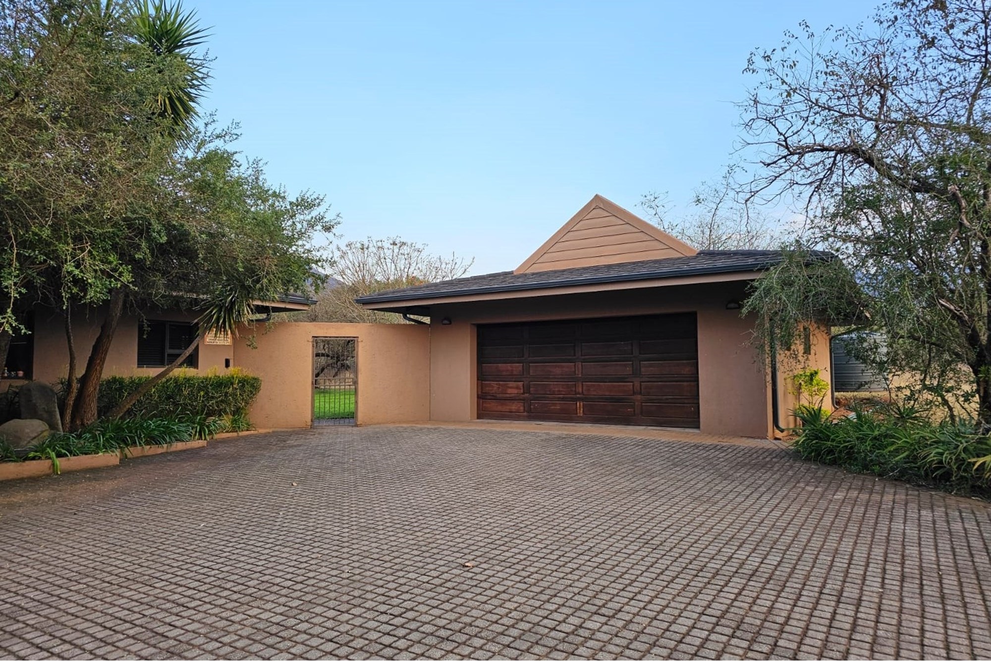 "Greenstone Wildlife: Luxurious Home Awaits You"