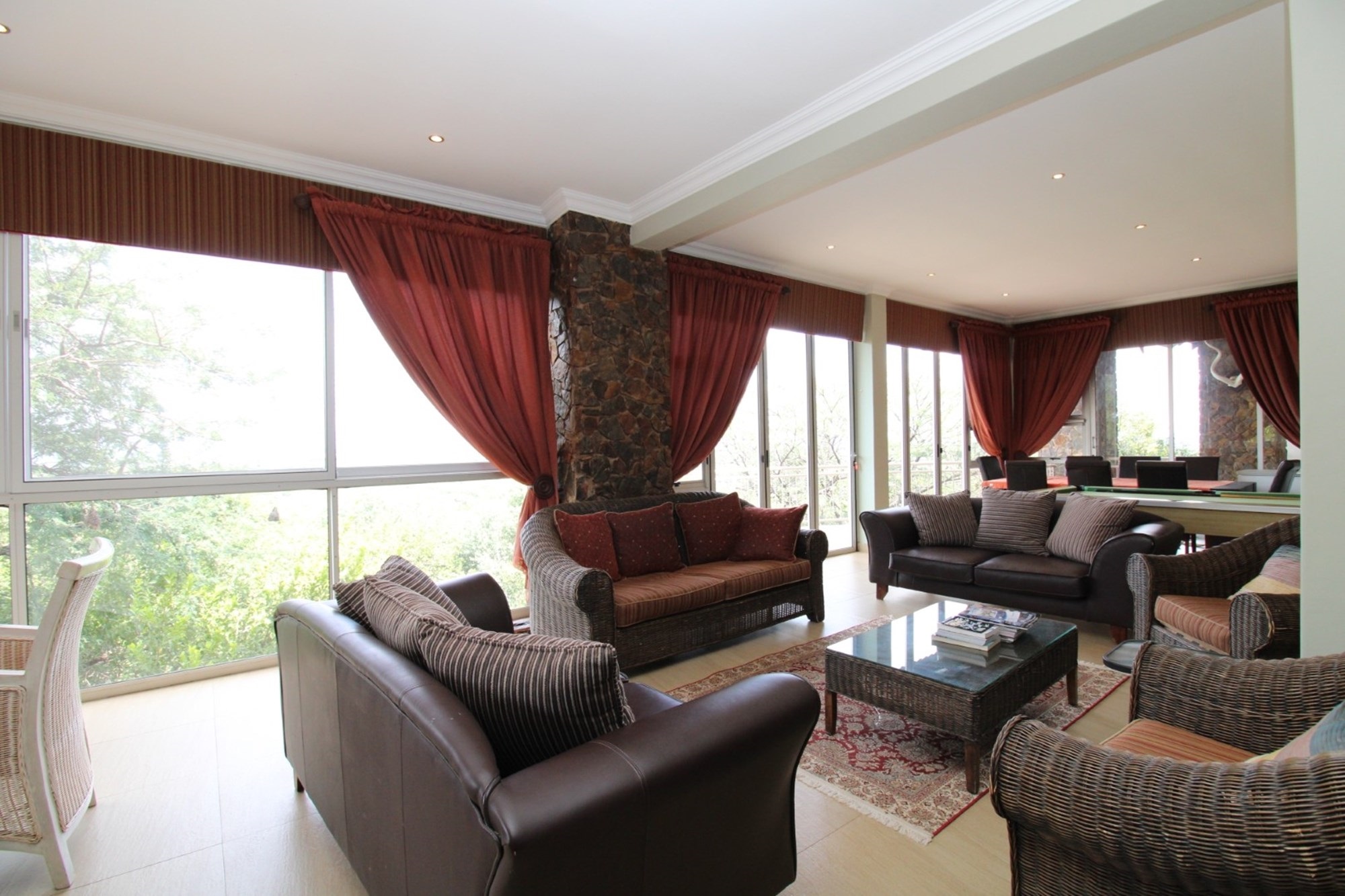 Bushveld Entertainers' Dream 6 Bedroom home 750 square metres - Thaba Moriri - DOG FRIENDLY