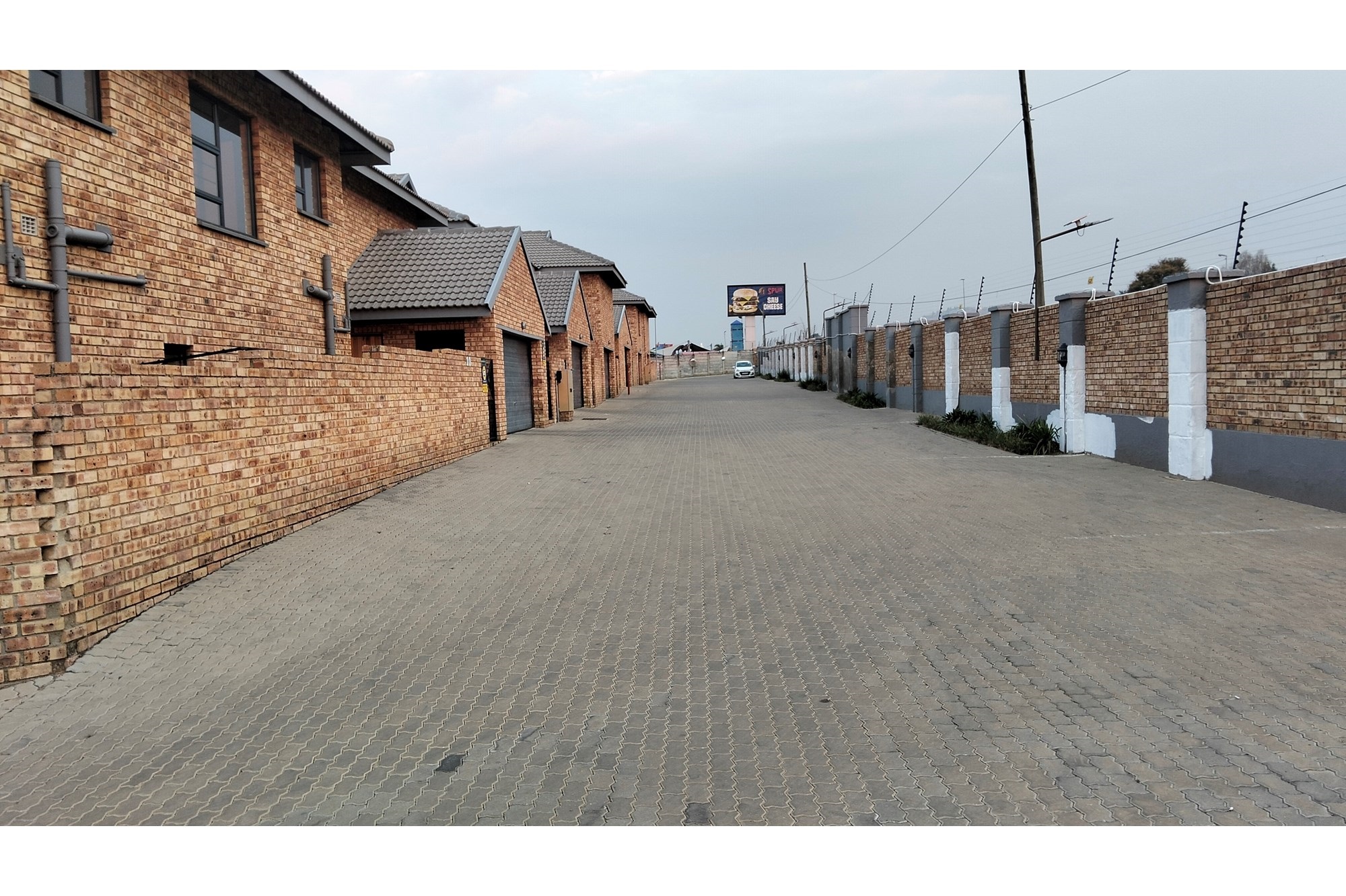 Modern Townhouse in Ruimsig 3 Beds 2.5 Baths Pool in Complex