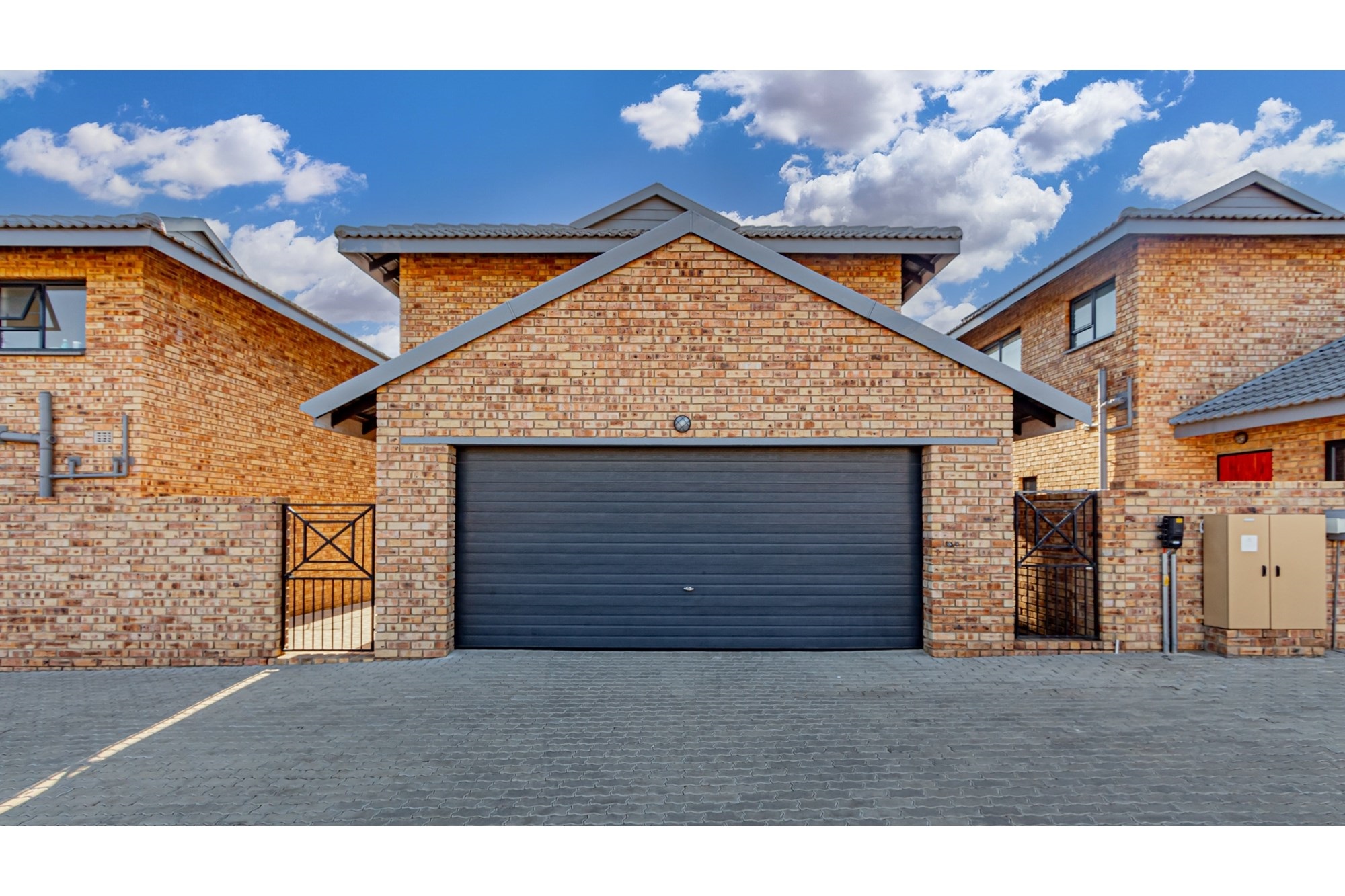 Modern Townhouse in Ruimsig 3 Beds 2.5 Baths Pool in Complex