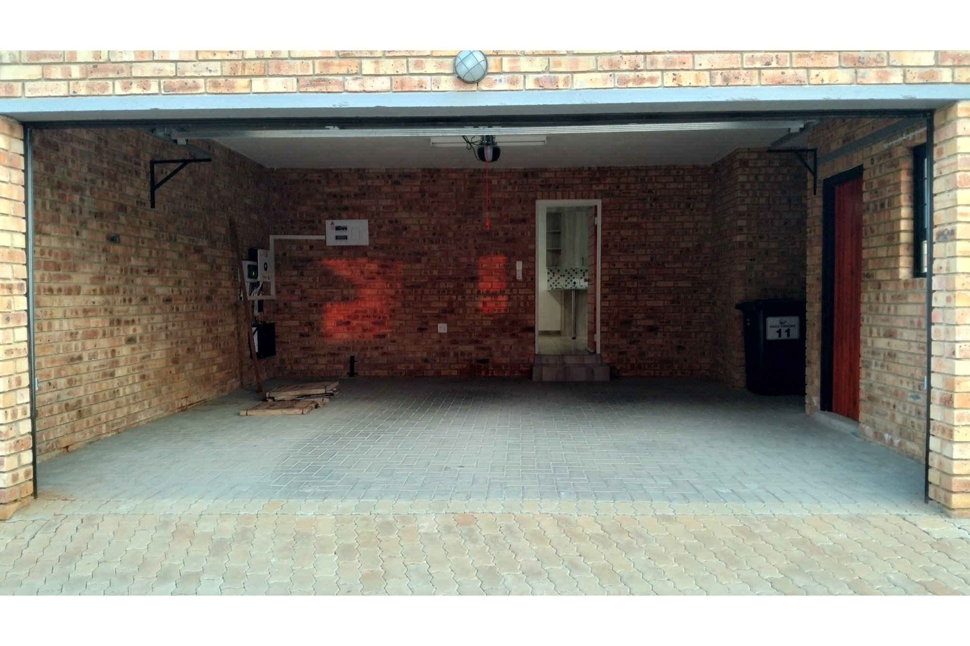 Modern Townhouse in Ruimsig 3 Beds 2.5 Baths Pool in Complex