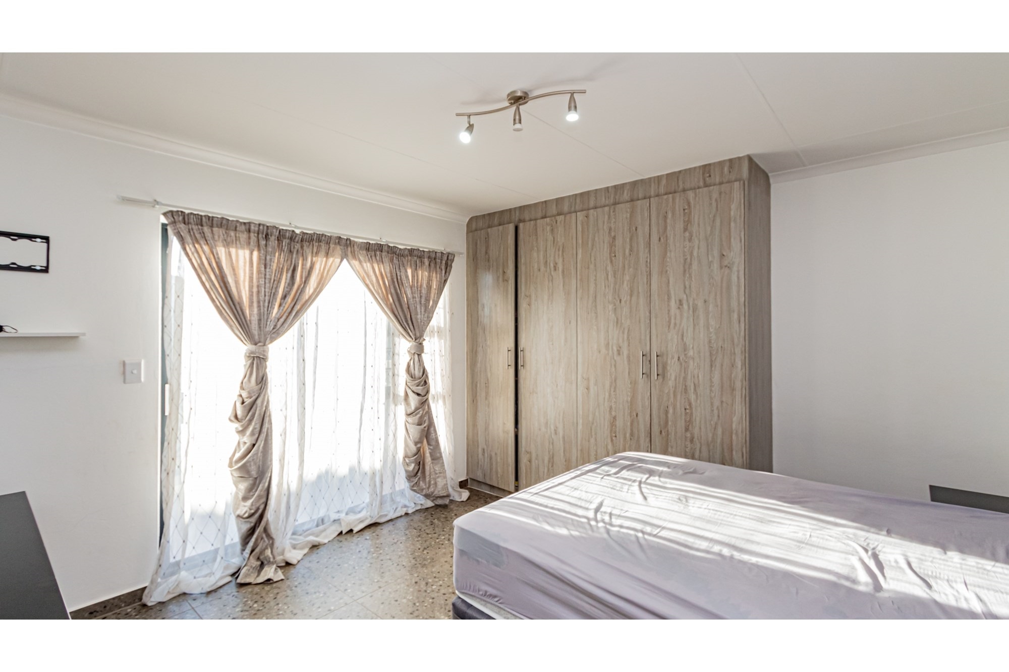 Modern Townhouse in Ruimsig 3 Beds 2.5 Baths Pool in Complex