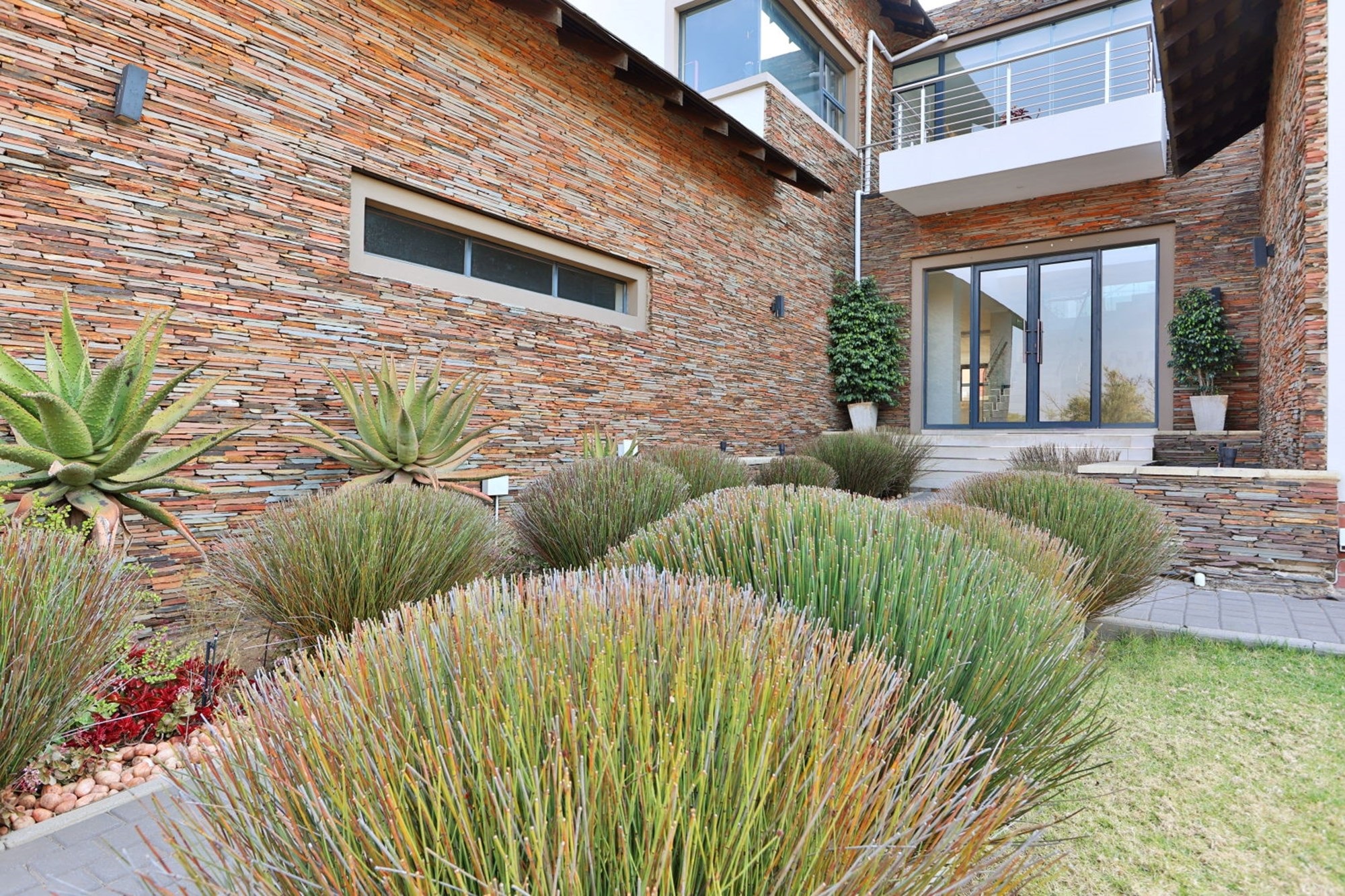 House for sale in Waterfall Country Estate, Midrand, 1150 m²