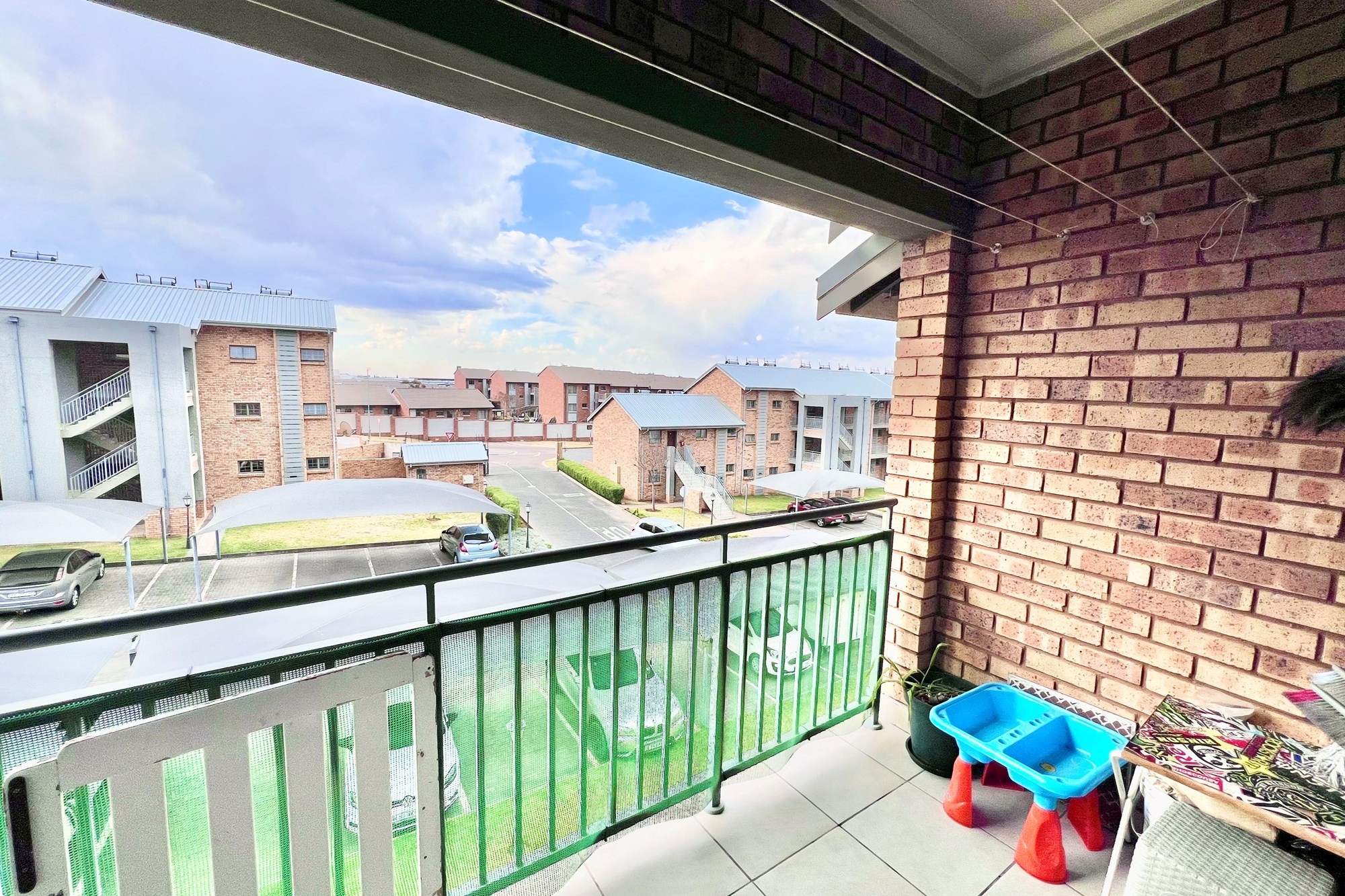 Top-Floor Apartment with Inverter and Gas Stove, in Secure Sagewood Complex