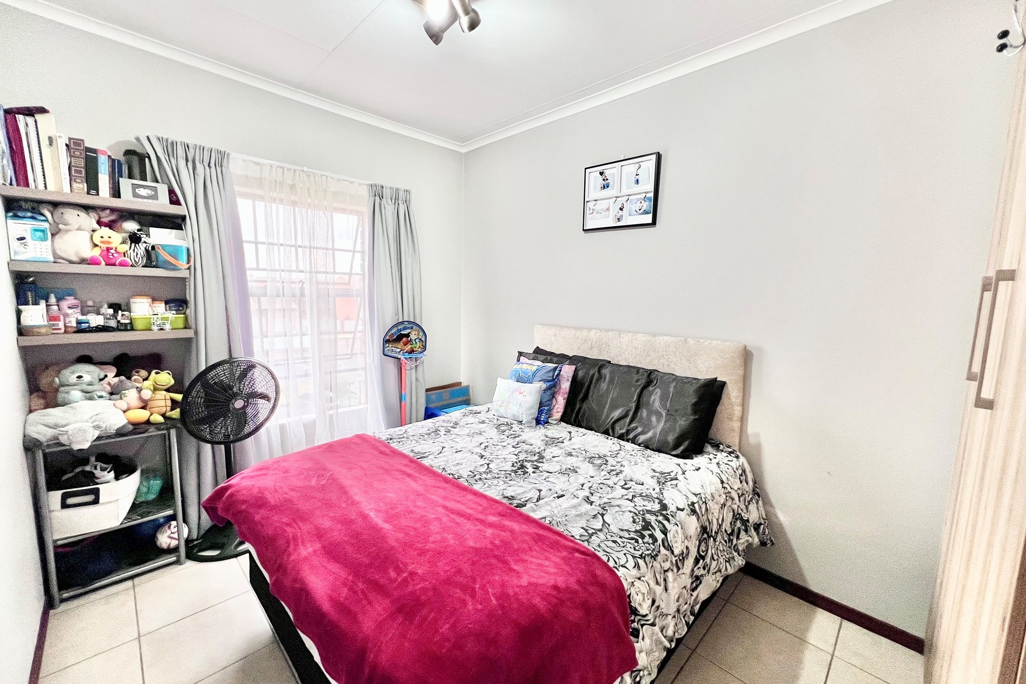 Top-Floor Apartment with Inverter and Gas Stove, in Secure Sagewood Complex