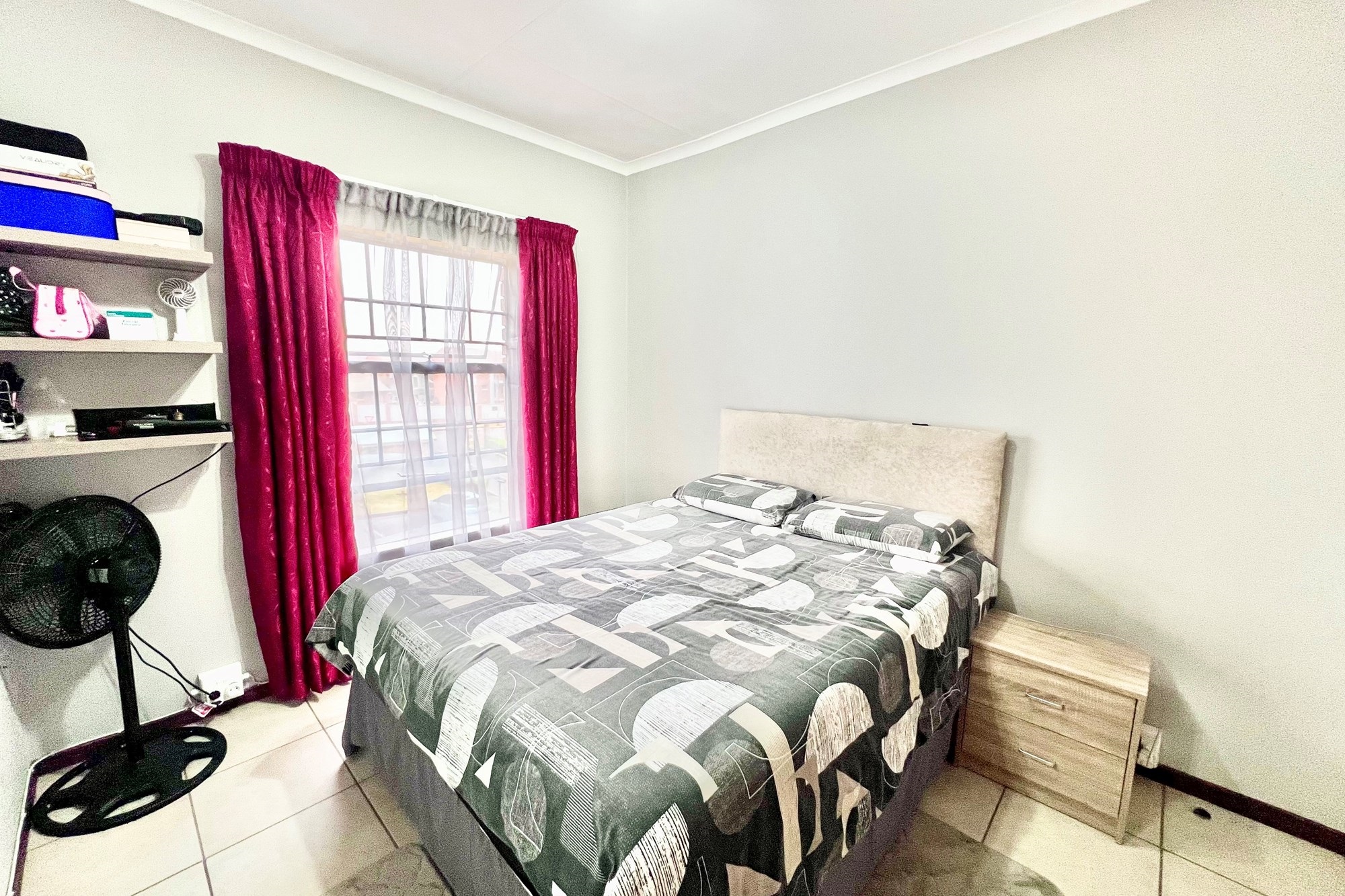 Top-Floor Apartment with Inverter and Gas Stove, in Secure Sagewood Complex
