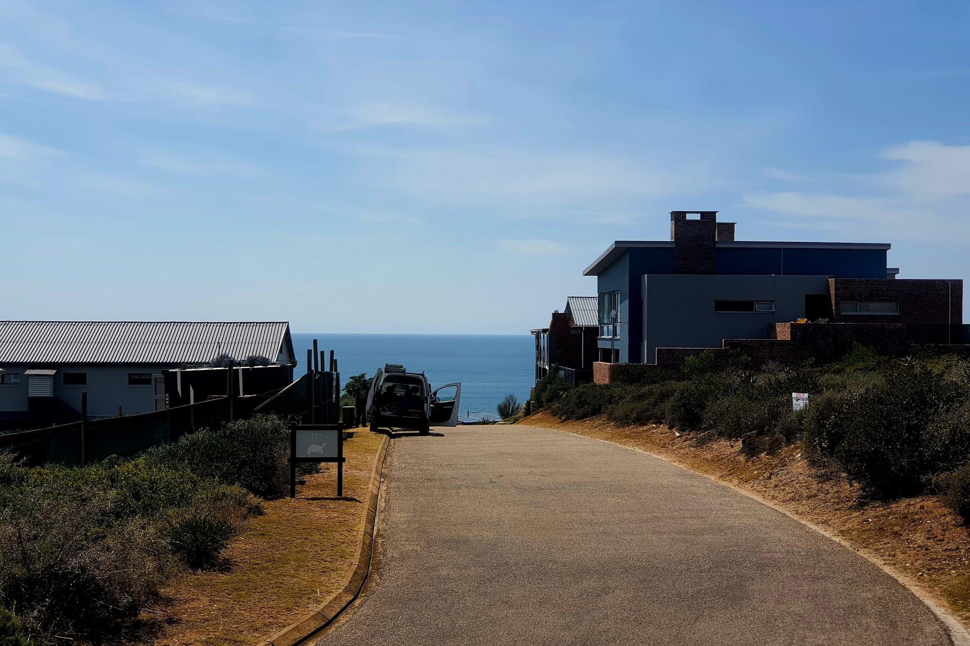 Seaside elegance: Dual access, stunning Vleesbaai 652 m2 stand