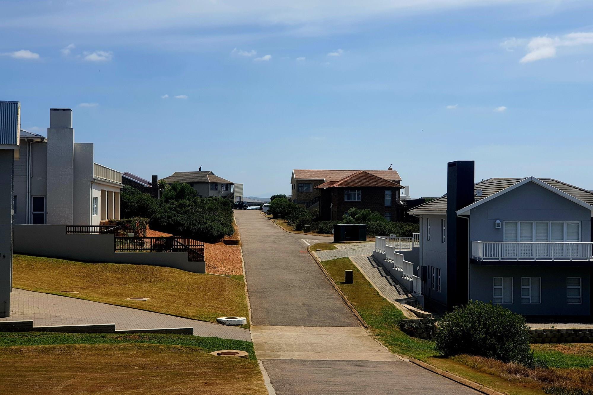 Seaside elegance: Dual access, stunning Vleesbaai 652 m2 stand