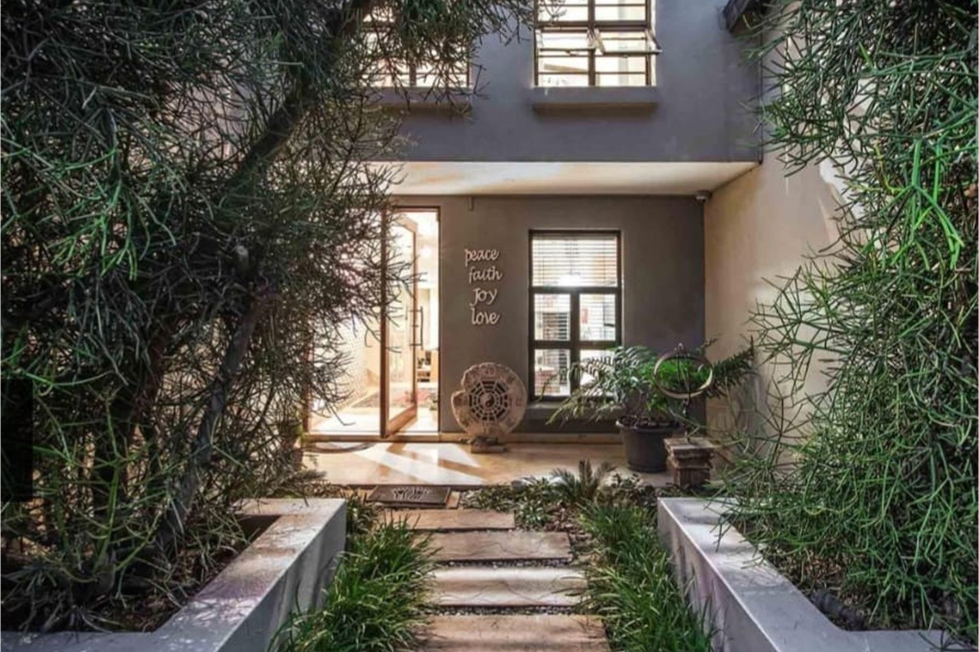 Exquisite 5-Bedroom Home in Waterkloof Golf Estate