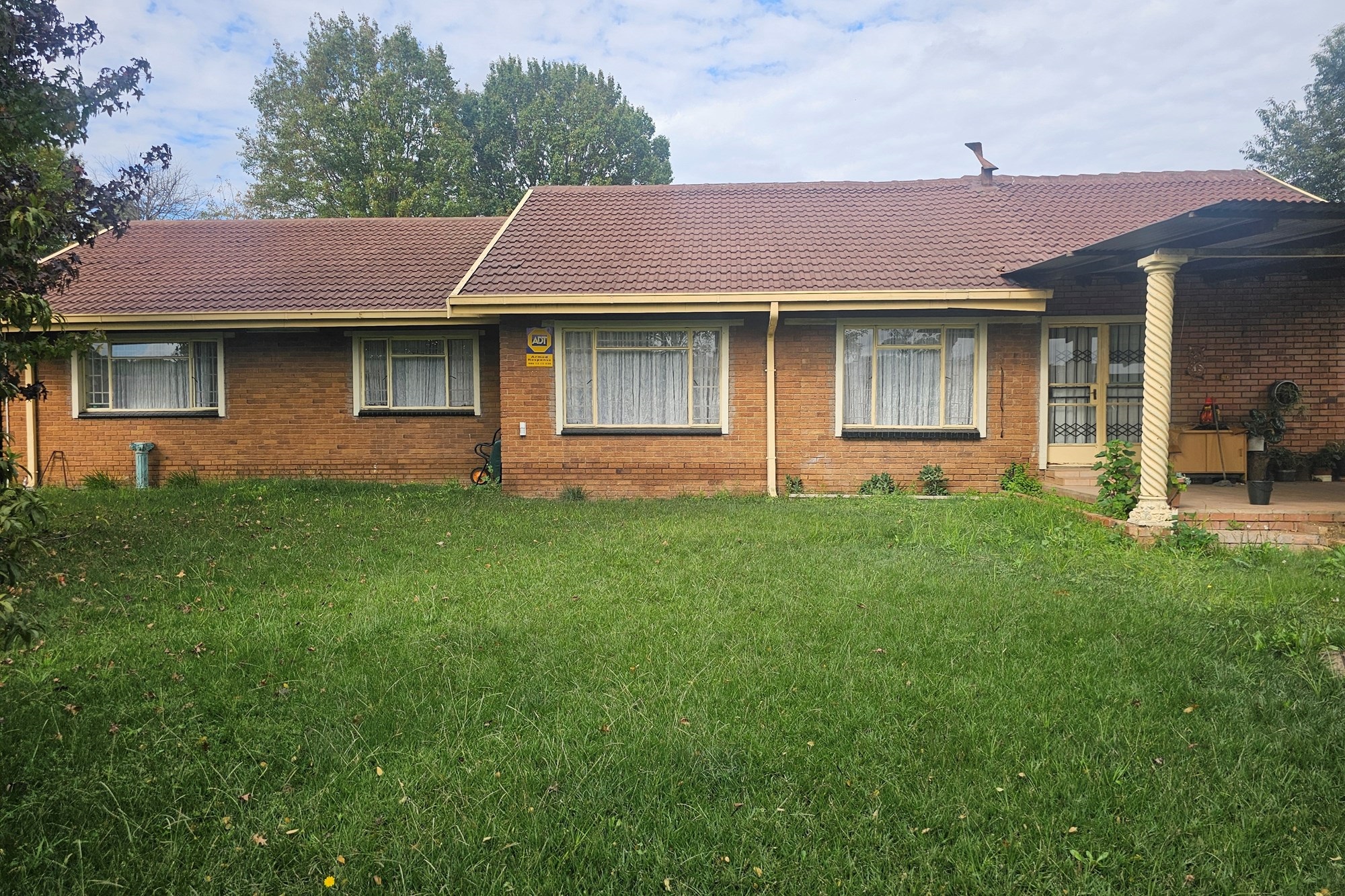 Spacious 3-Bedroom Home on the large stand, Double Garage, Carport and Flatlet with security system