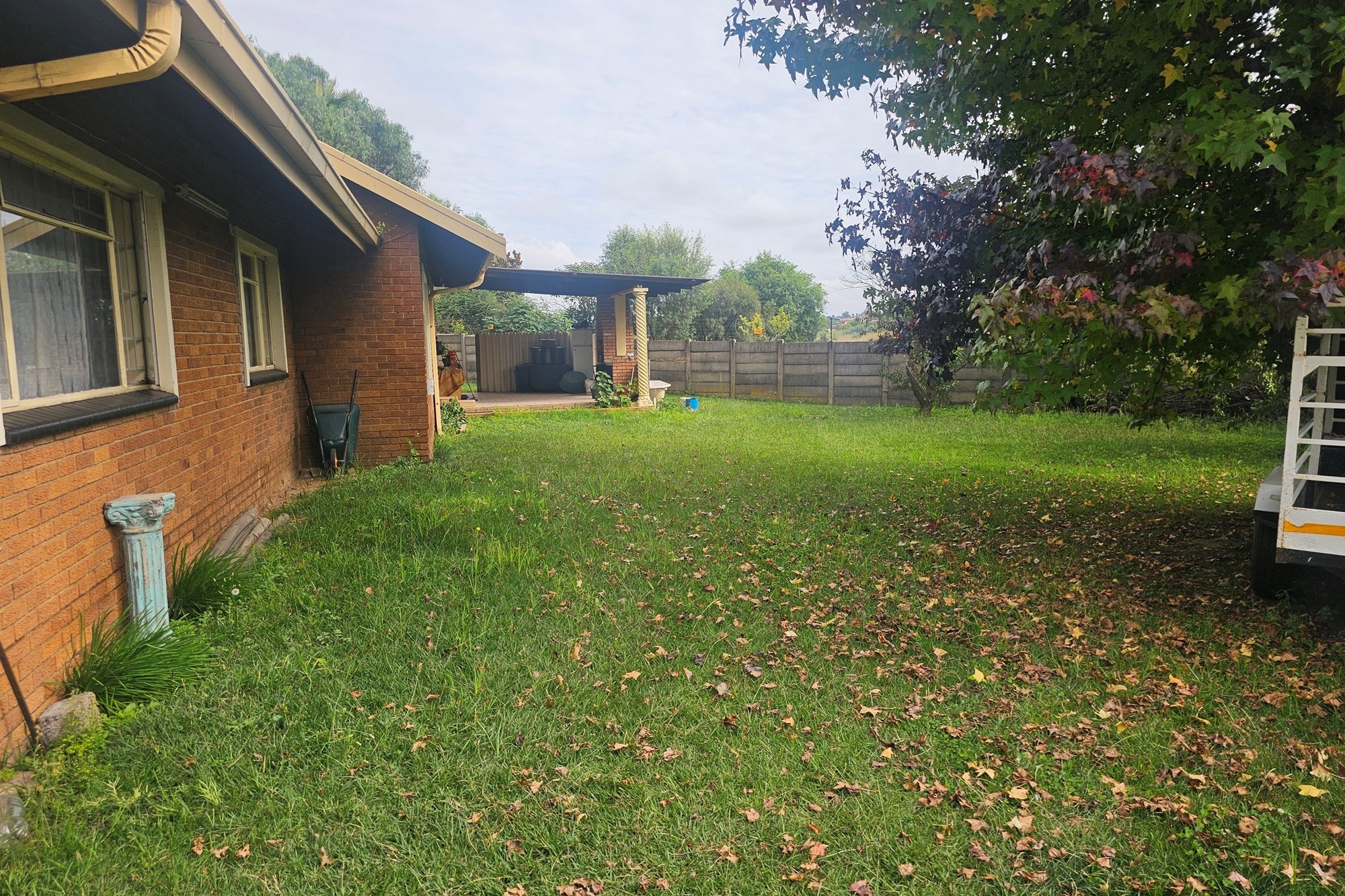 Spacious 3-Bedroom Home on the large stand, Double Garage, Carport and Flatlet with security system