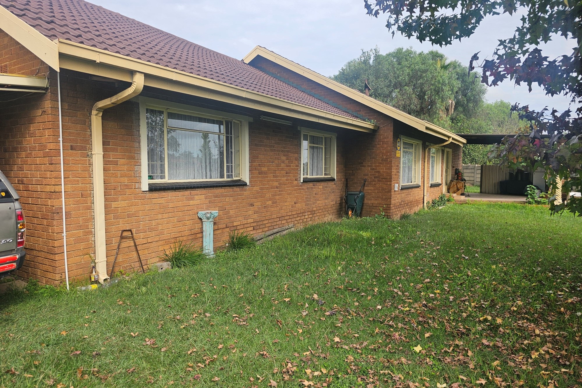 Spacious 3-Bedroom Home on the large stand, Double Garage, Carport and Flatlet with security system