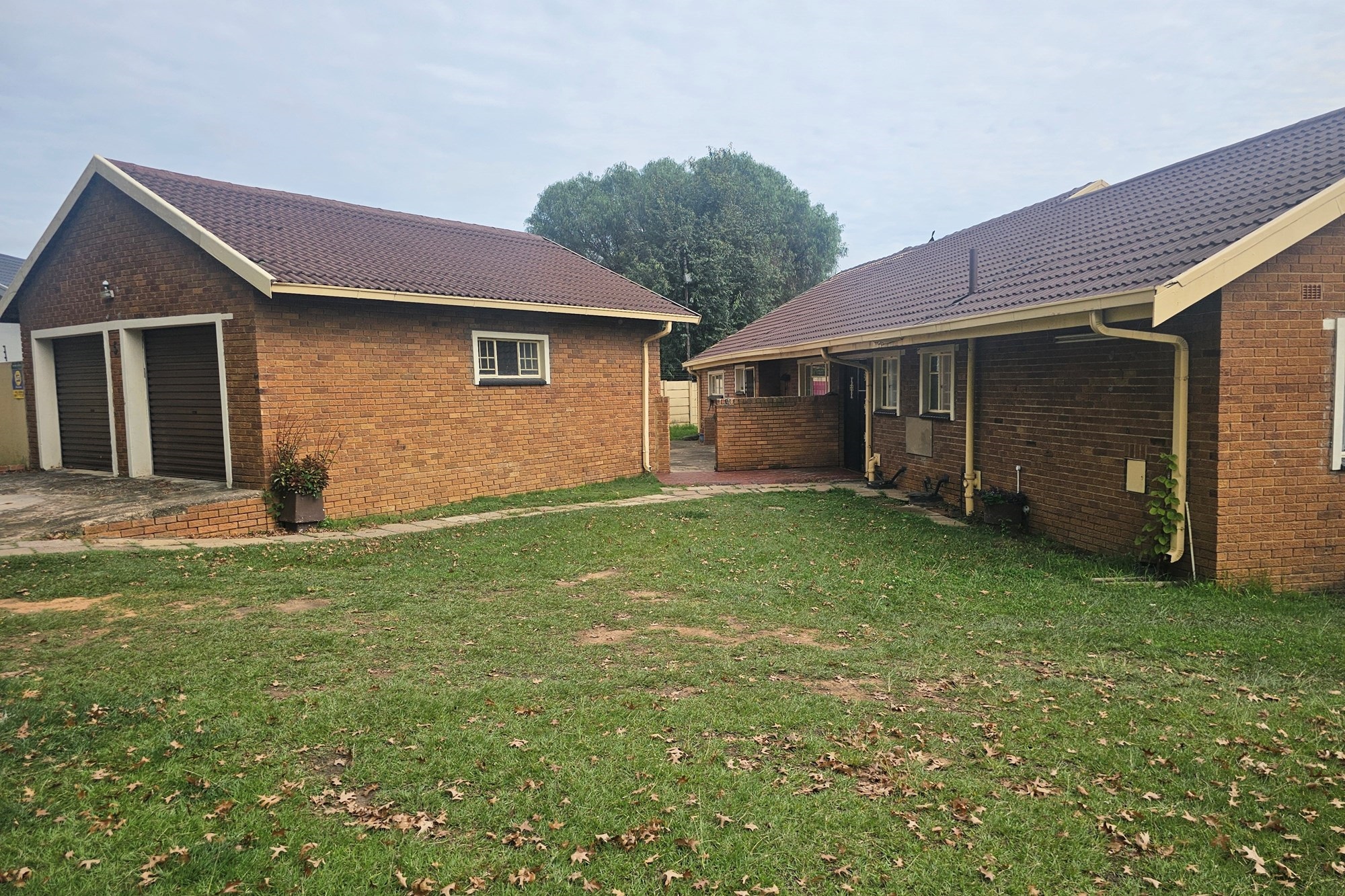 Spacious 3-Bedroom Home on the large stand, Double Garage, Carport and Flatlet with security system