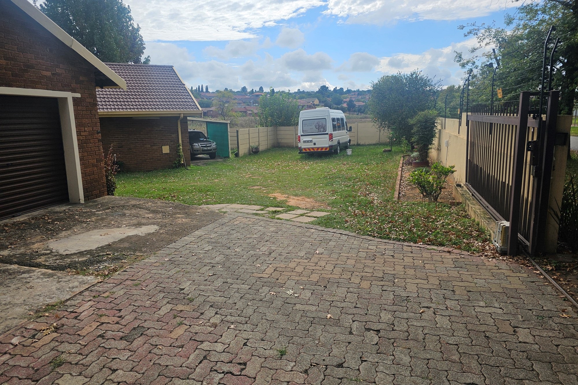 Spacious 3-Bedroom Home on the large stand, Double Garage, Carport and Flatlet with security system