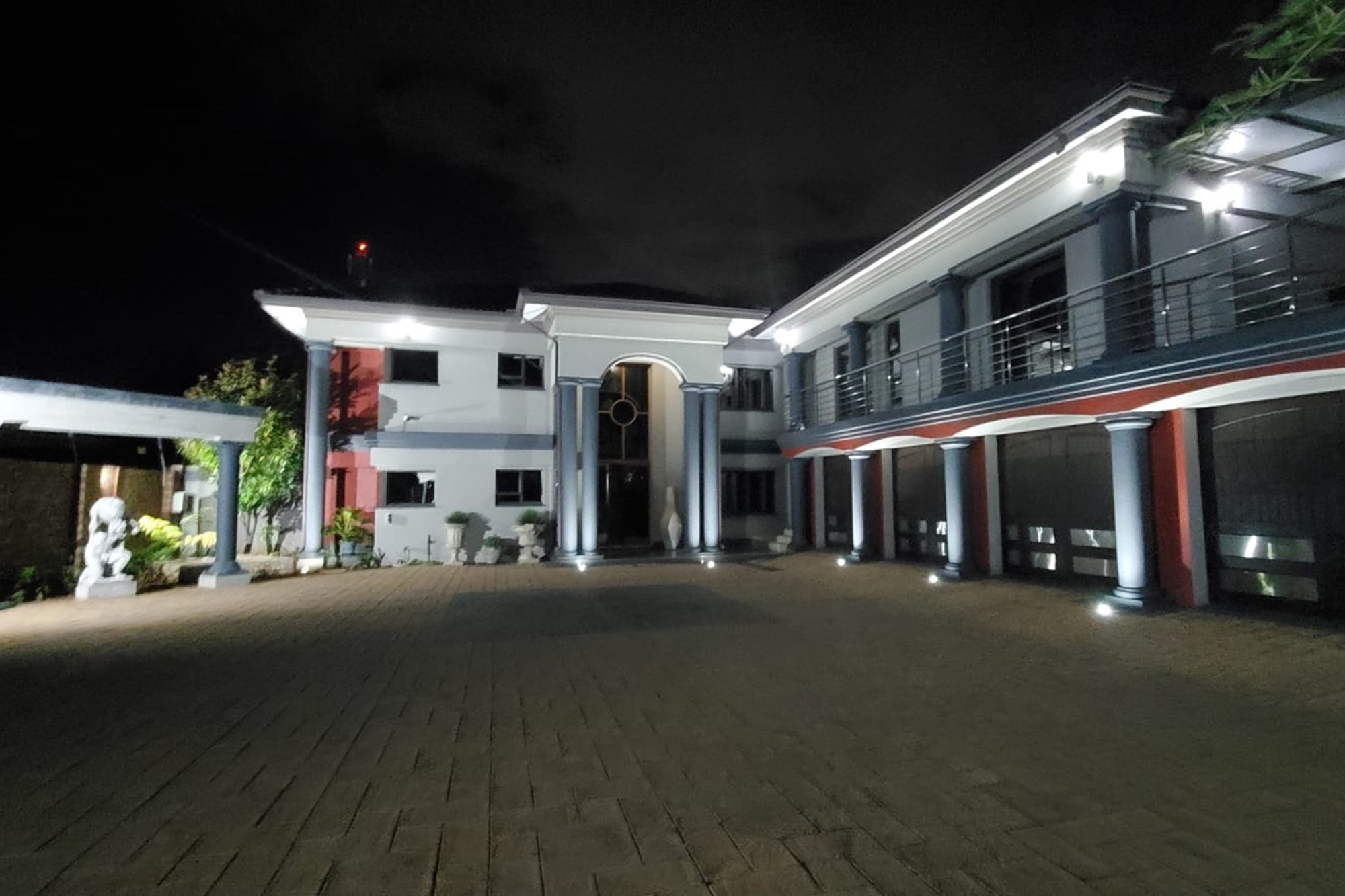 Style and luxury at its best. Elegance, atmosphere and comfort, if you love life start here.