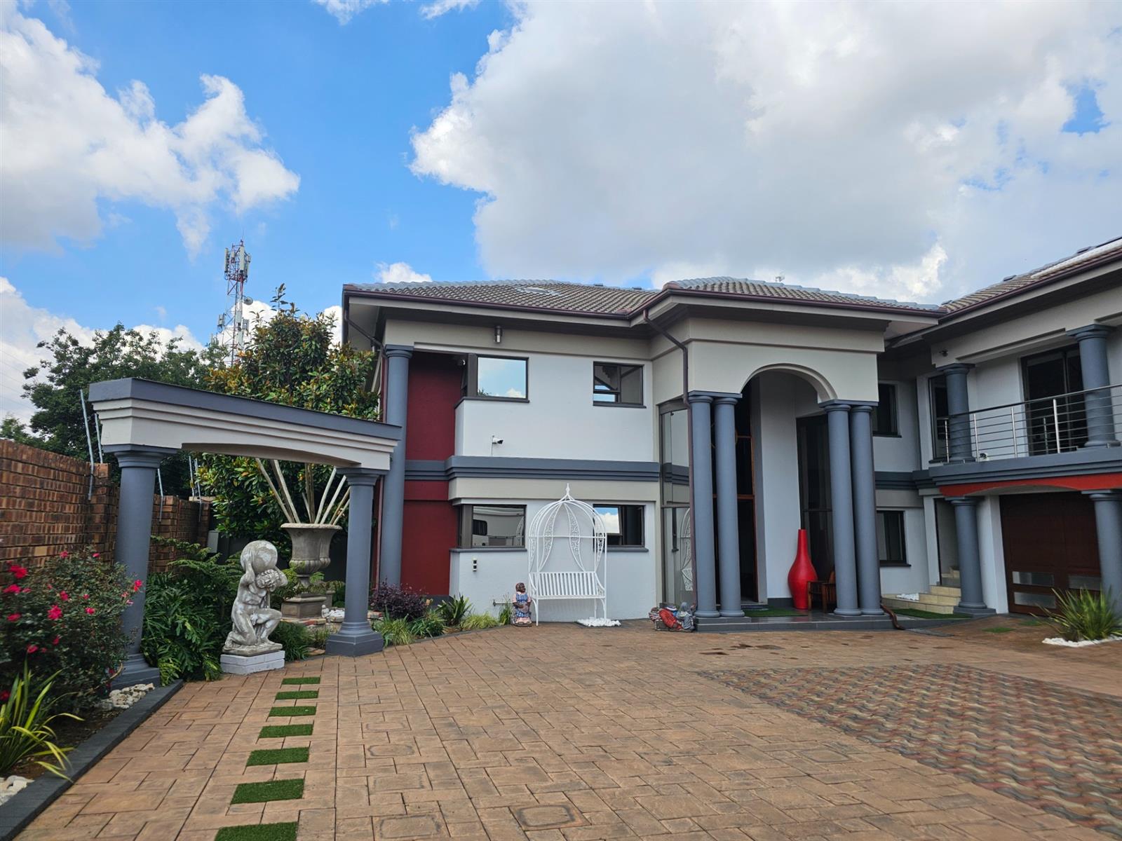 Style and luxury at its best. Elegance, atmosphere and comfort, if you love life start here.