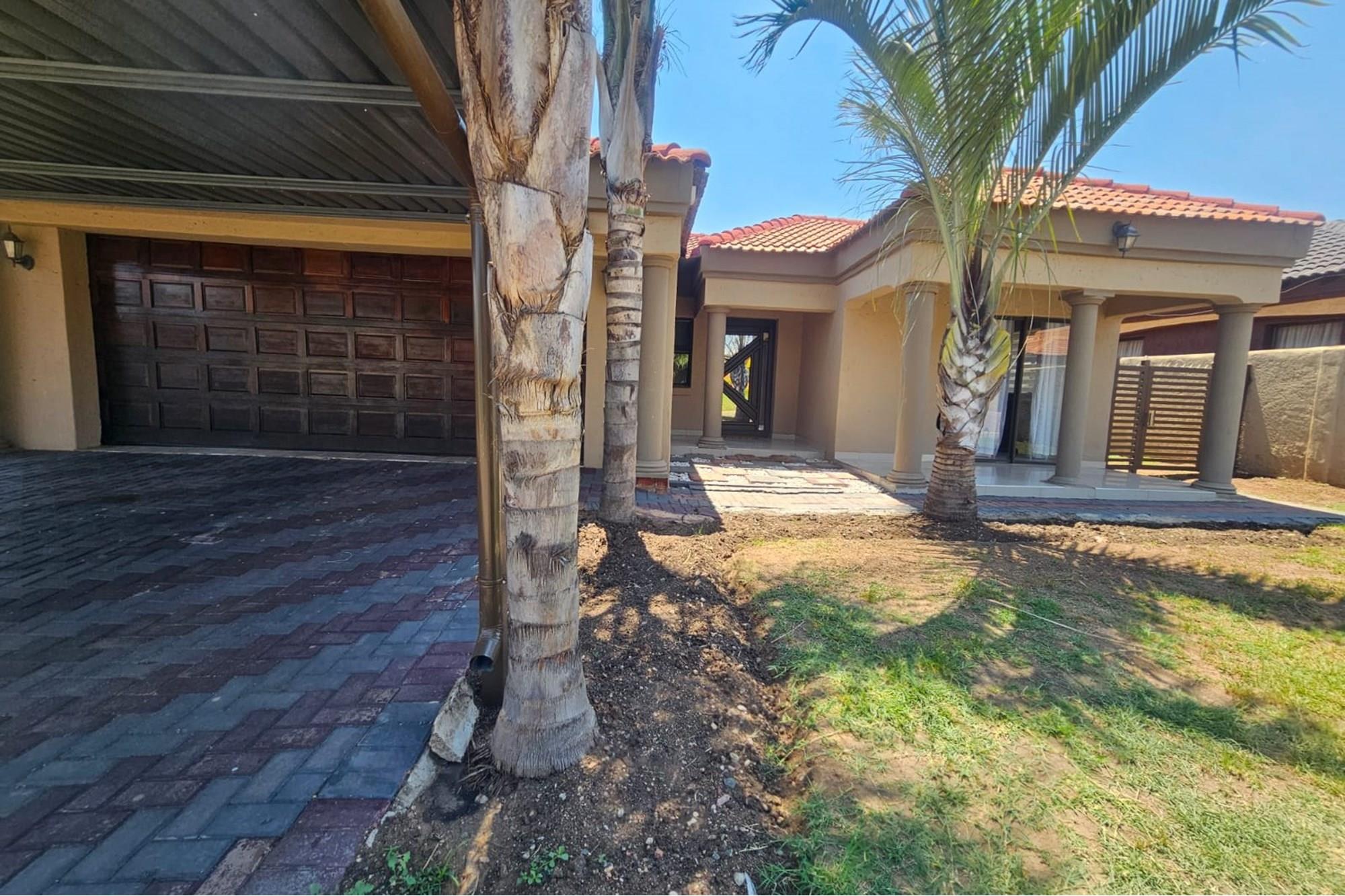 Classic Queenslander Charm With Designer Stlyle And Luxury With A Newly upgraded bathroom