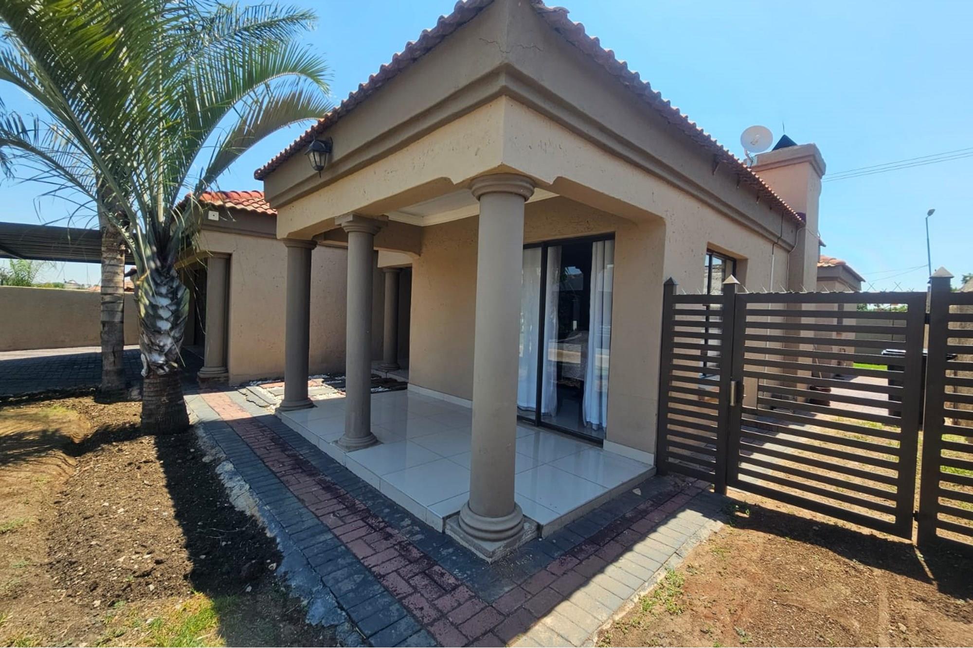 Classic Queenslander Charm With Designer Stlyle And Luxury With A Newly upgraded bathroom