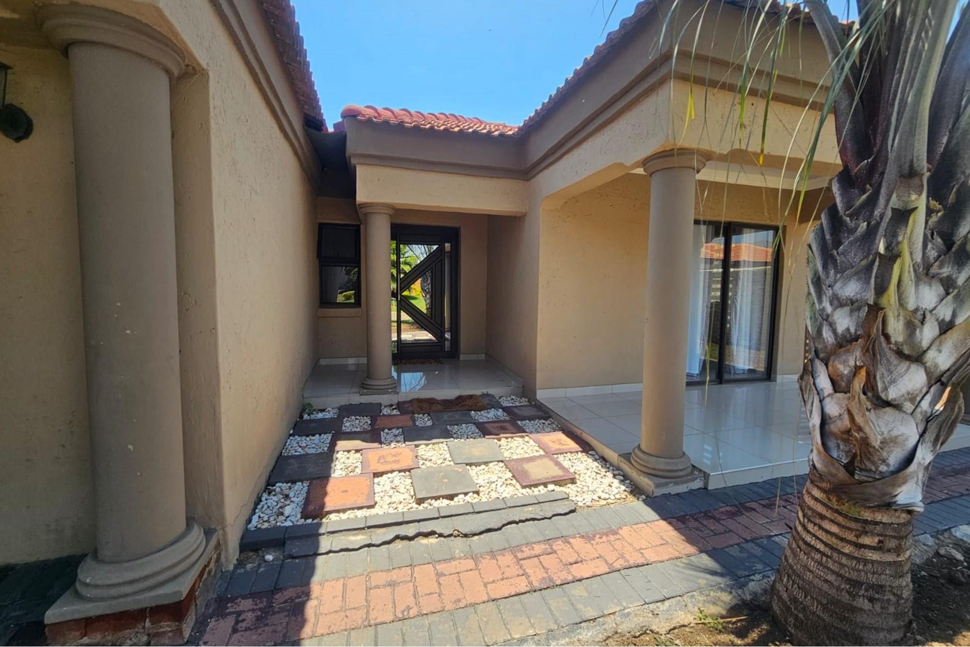 Classic Queenslander Charm With Designer Stlyle And Luxury With A Newly upgraded bathroom
