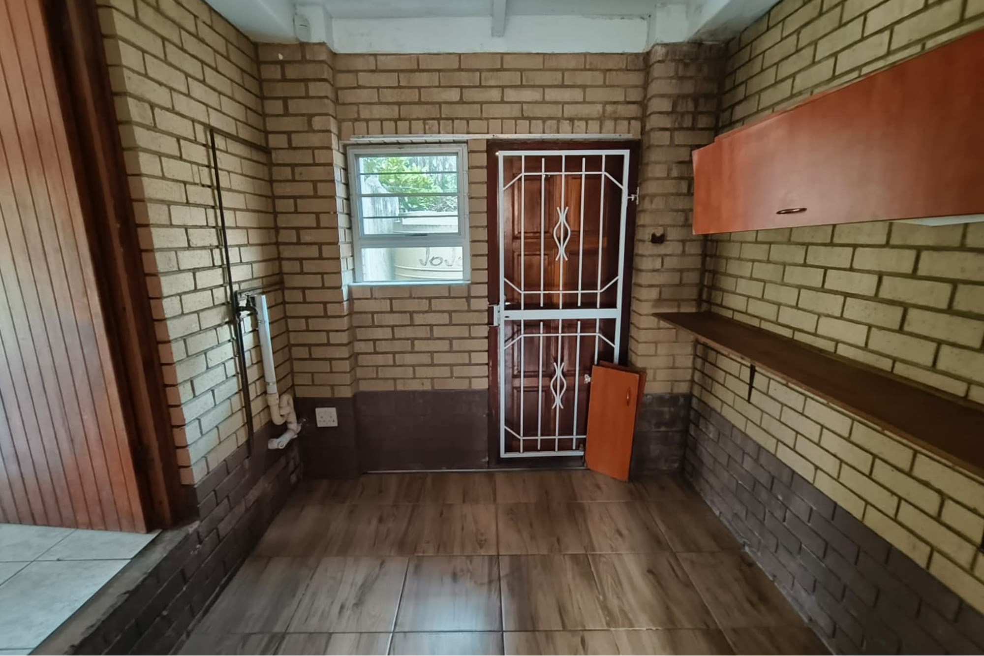 A 2 bedroom flatlet with a spacious 3 bedroomed home.
