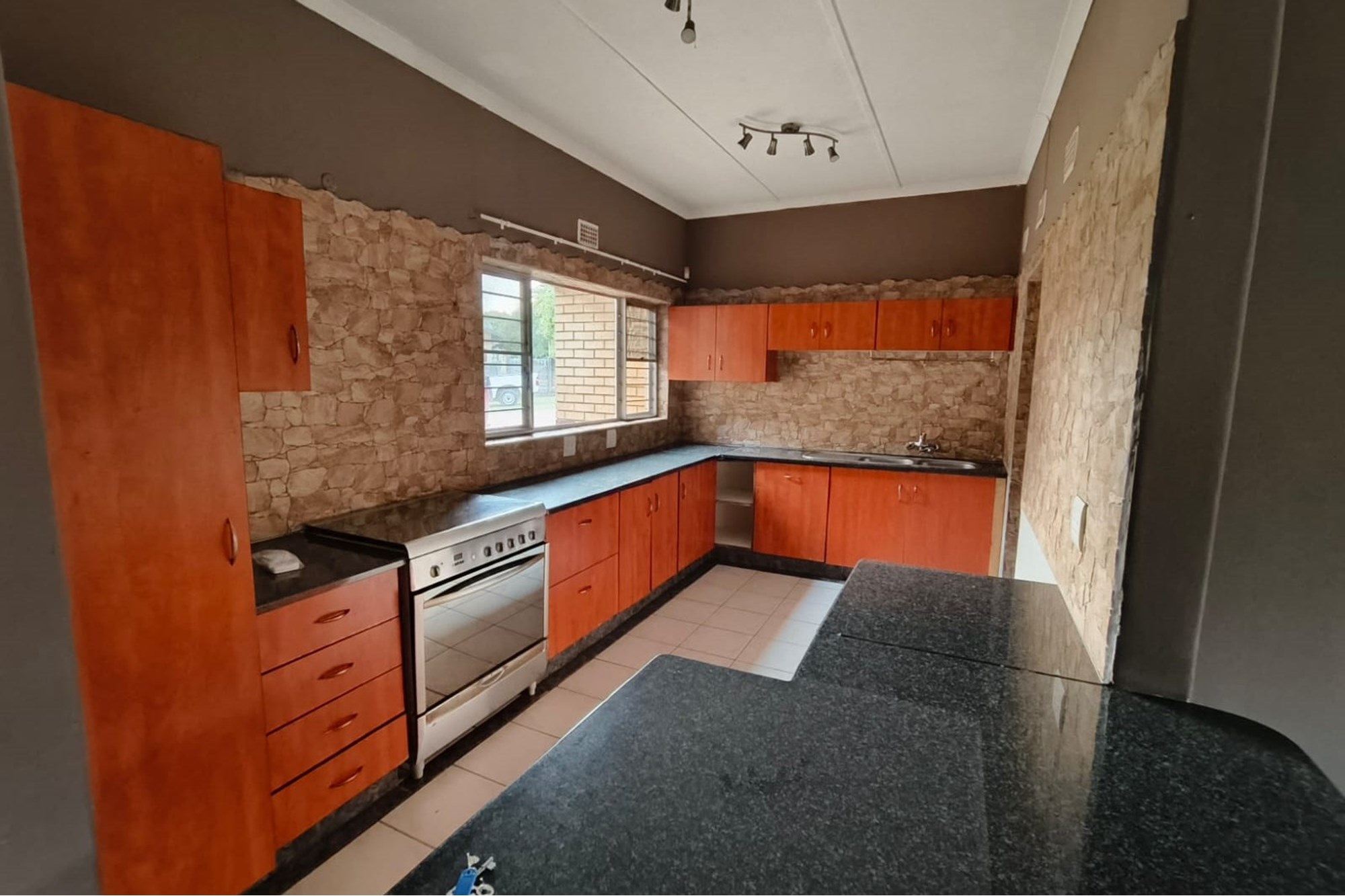 A 2 bedroom flatlet with a spacious 3 bedroomed home.