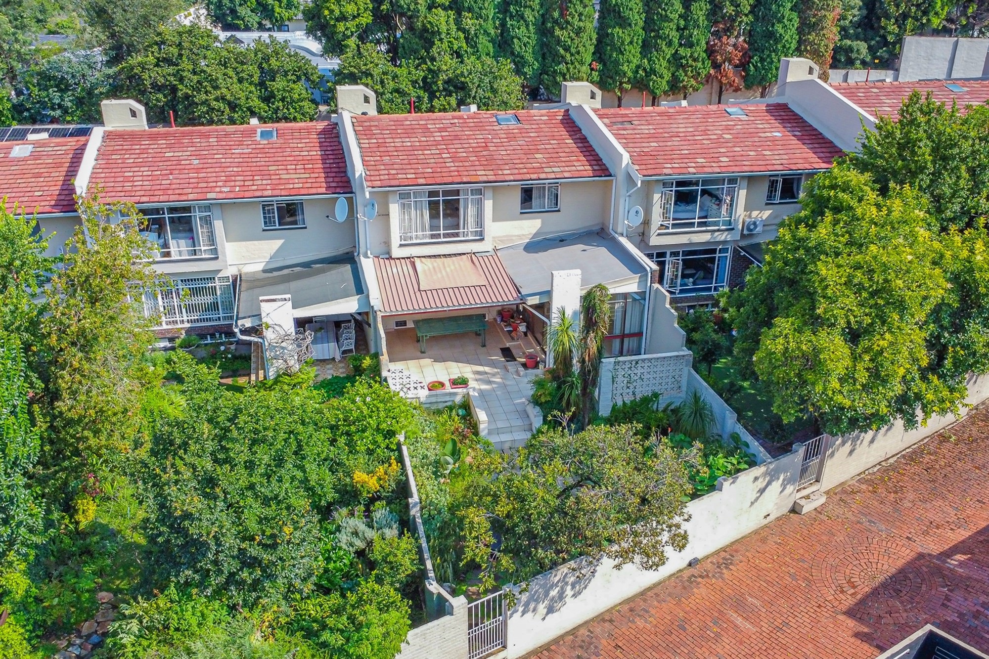 Video included! 3-level Townhouse with a fully functional and enclosed apartment, in Atholl!