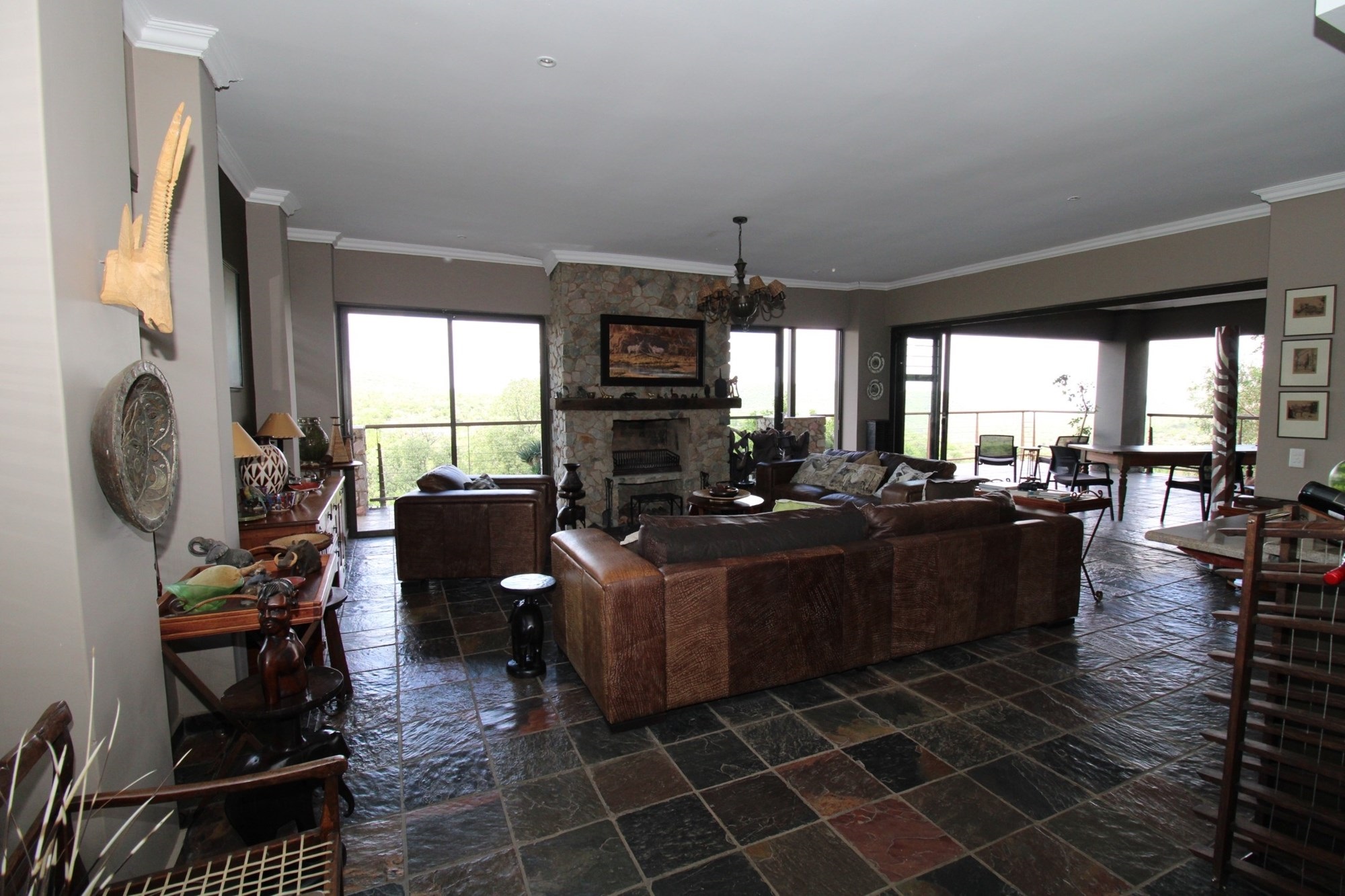 4 Bedroom - Bushveld Safari Retreat in Thaba Moriri Nature Reserve - Spectacular mountain views