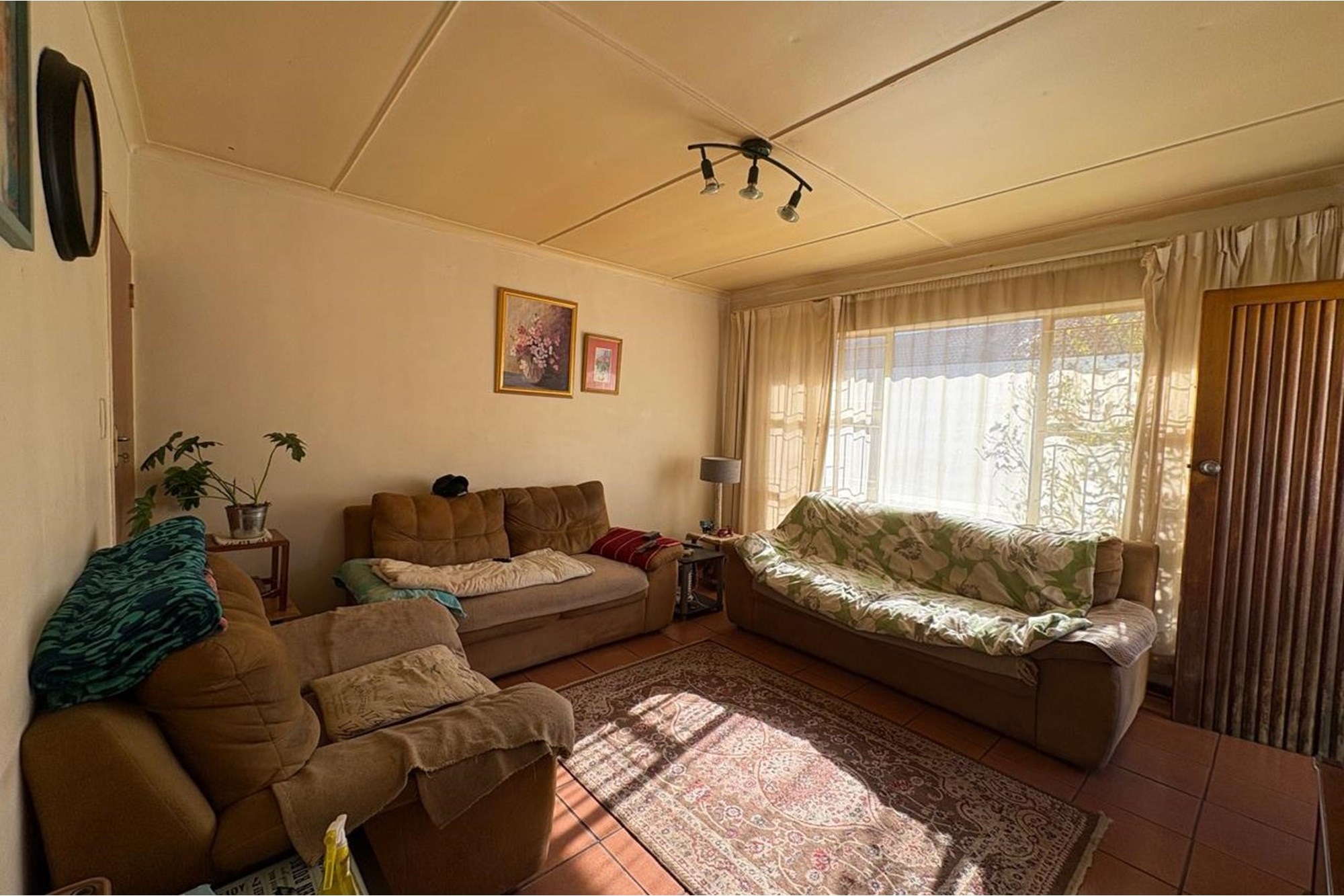 Versatile Property in Prime Hutten Heights Location - Ideal for Office Conversion