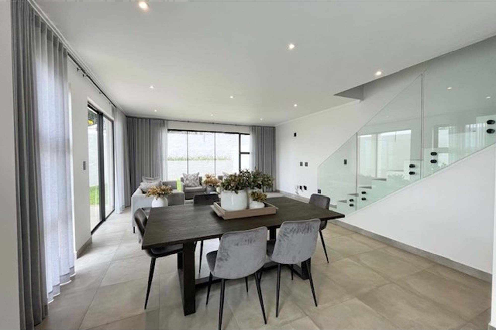 Modern, brand new 3 bed all en-suite duplex