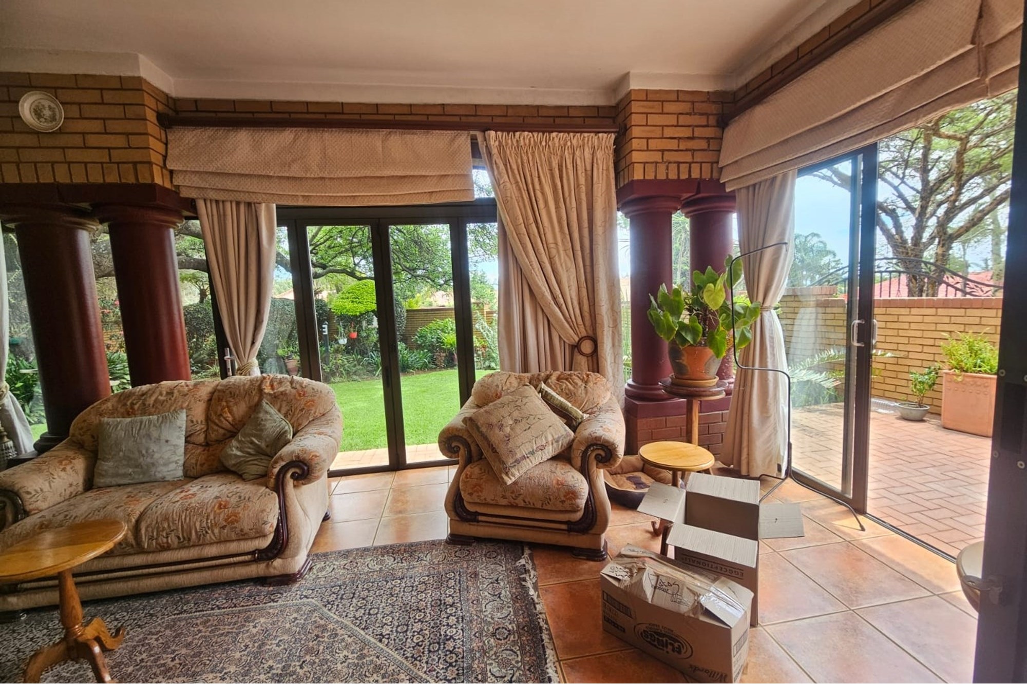 Luxurious Architect Designed Family Home With Fireplace / This Home As Great Options
