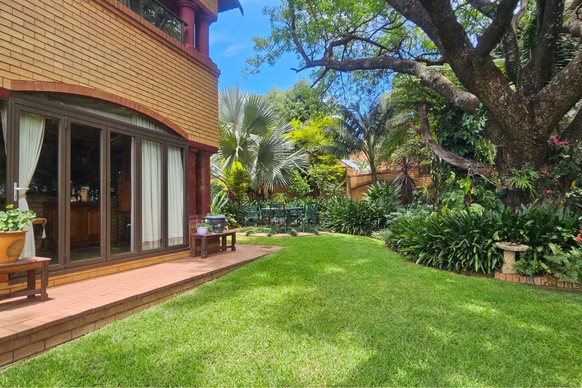 Luxurious Architect Designed Family Home With Fireplace / This Home As Great Options