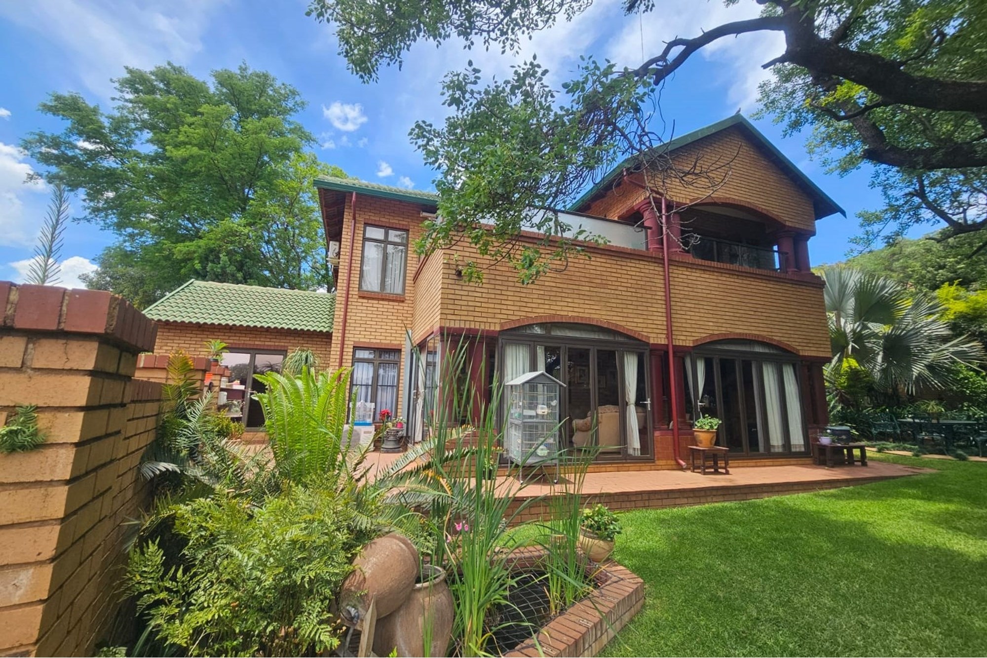 Luxurious Architect Designed Family Home With Fireplace / This Home As Great Options