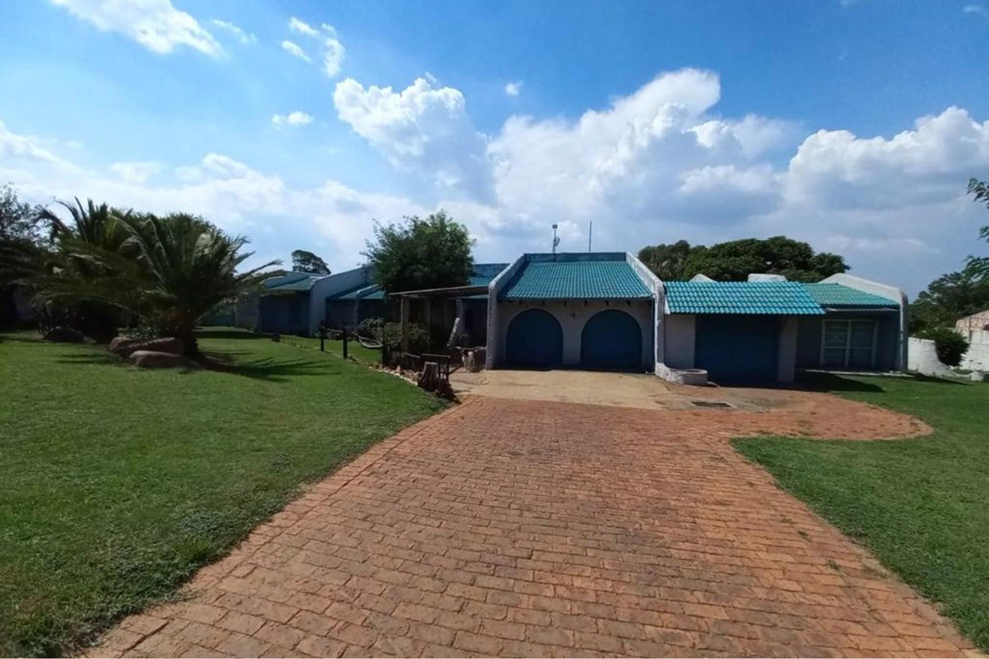 Massive and a bargain house in a big yard (4304sqm)